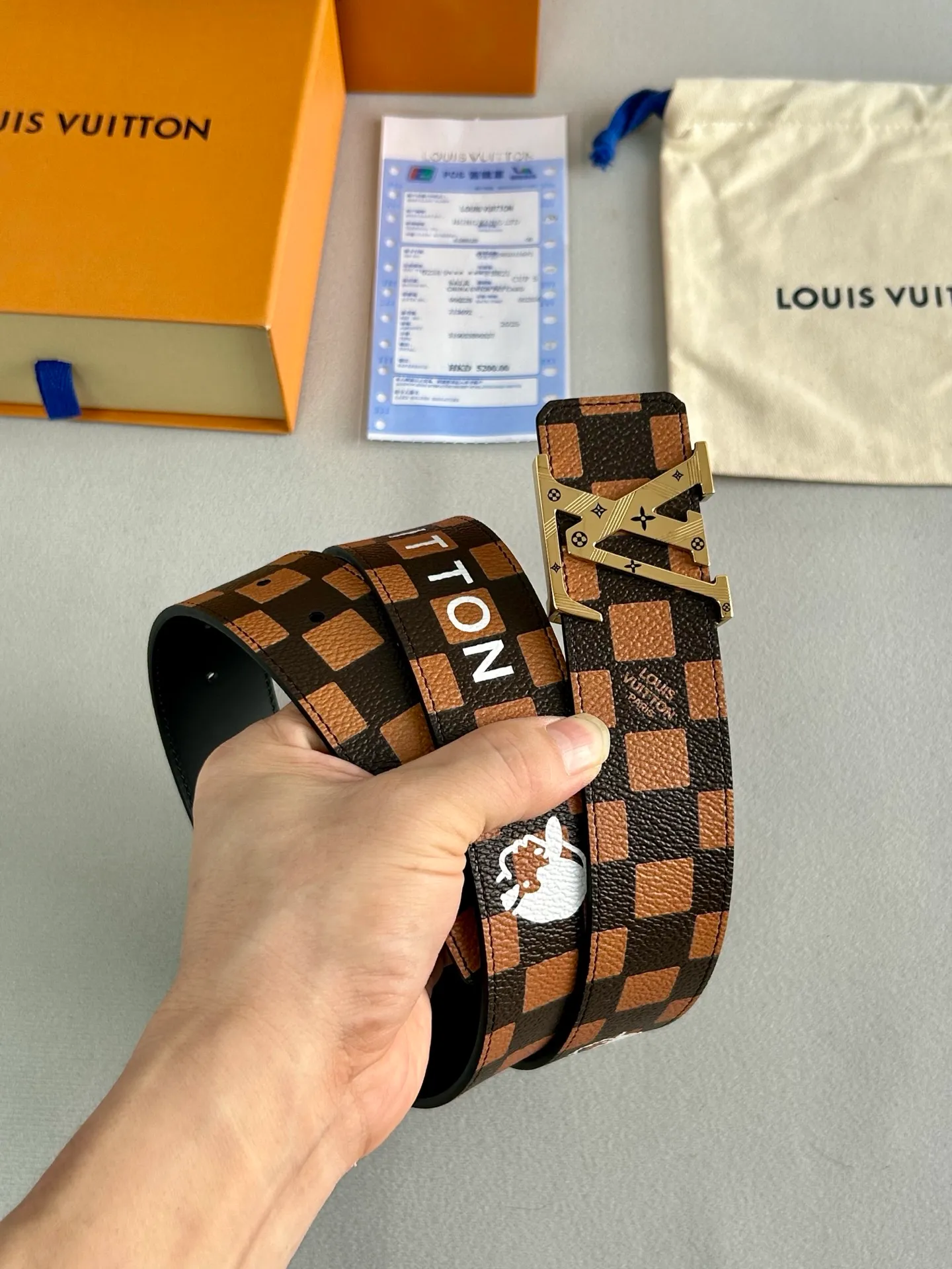 💰480💰Full set package💰 💍Purchase level LV new⚡️🌹Coffee check calfskin bottom belt, 40mm wide, with new high-quality steel buckle, perfect match for business clothing style. Timeless classic, zero difference from the original product.