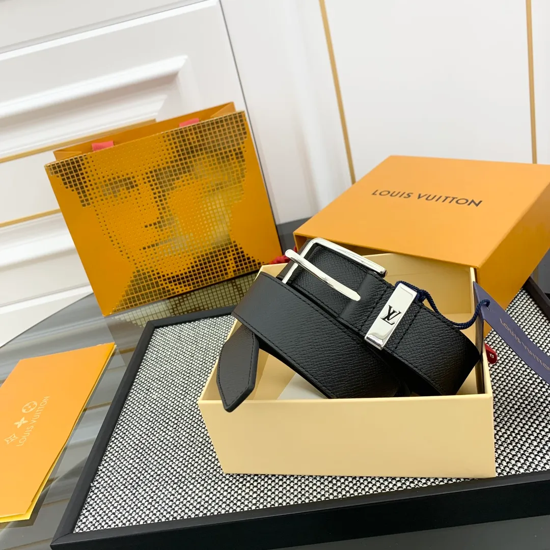💰520💰Full package💰 💍Purchase grade LV 2024 model This Taurillon belt is designed with LV logo metal ring, suitable for calm and low-key men. Classic design, width 3.5cm