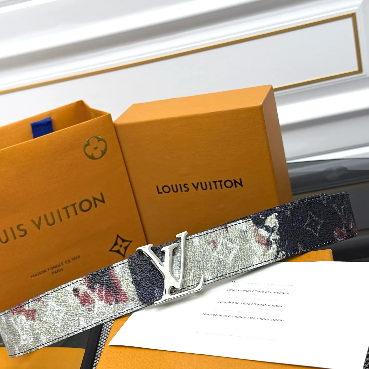 💰480💰Full package💰 💍Purchasing-grade LV Dimension Monogram Héritage double-sided belt is spliced ​​with plain leather and Monogram coated canvas, presenting a new interpretation of the classic design. Brand elements are given a textured feel, and the LV letter buckle adds an eye-catching touch.