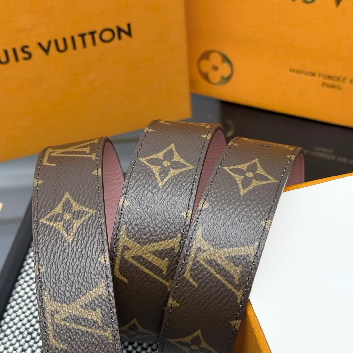 💰440💰Full package💰 💍Purchase level This style of LV Initiales⚡️Double-sided belt achieves two styles with a classic appearance⚡️Monogram canvas conveys leisure and comfort⚡️Grained cow leather reveals elegant style, matched with LV Initiales buckle⚡️Width 3.0cm
