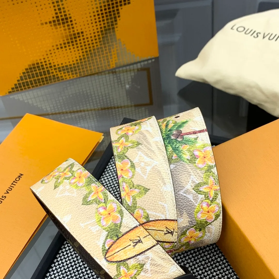 💰480💰Full package💰 💍Purchase-grade LV Louis Vuitton [New product] Genuine version Width 40MM The 2024 early autumn men's wear series follows the footsteps of Dandy sailors and embarks on a global journey. This LV Tag reversible belt has a surf-style pattern on one side, evoking memories of tropical island trips, and flips it over to reveal the classic Monogram element. LV Tag buckle adds another touch of attention