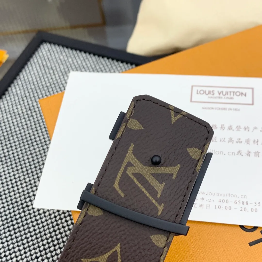 💰480💰Full package💰 💍Purchase-grade LV Louis Vuitton [New product] Genuine version Width 40MM The 2024 early autumn men's wear series follows the footsteps of Dandy sailors and embarks on a global journey. This LV Tag reversible belt has a surf-style pattern on one side, evoking memories of tropical island trips, and flips it over to reveal the classic Monogram element. LV Tag buckle adds another touch of attention