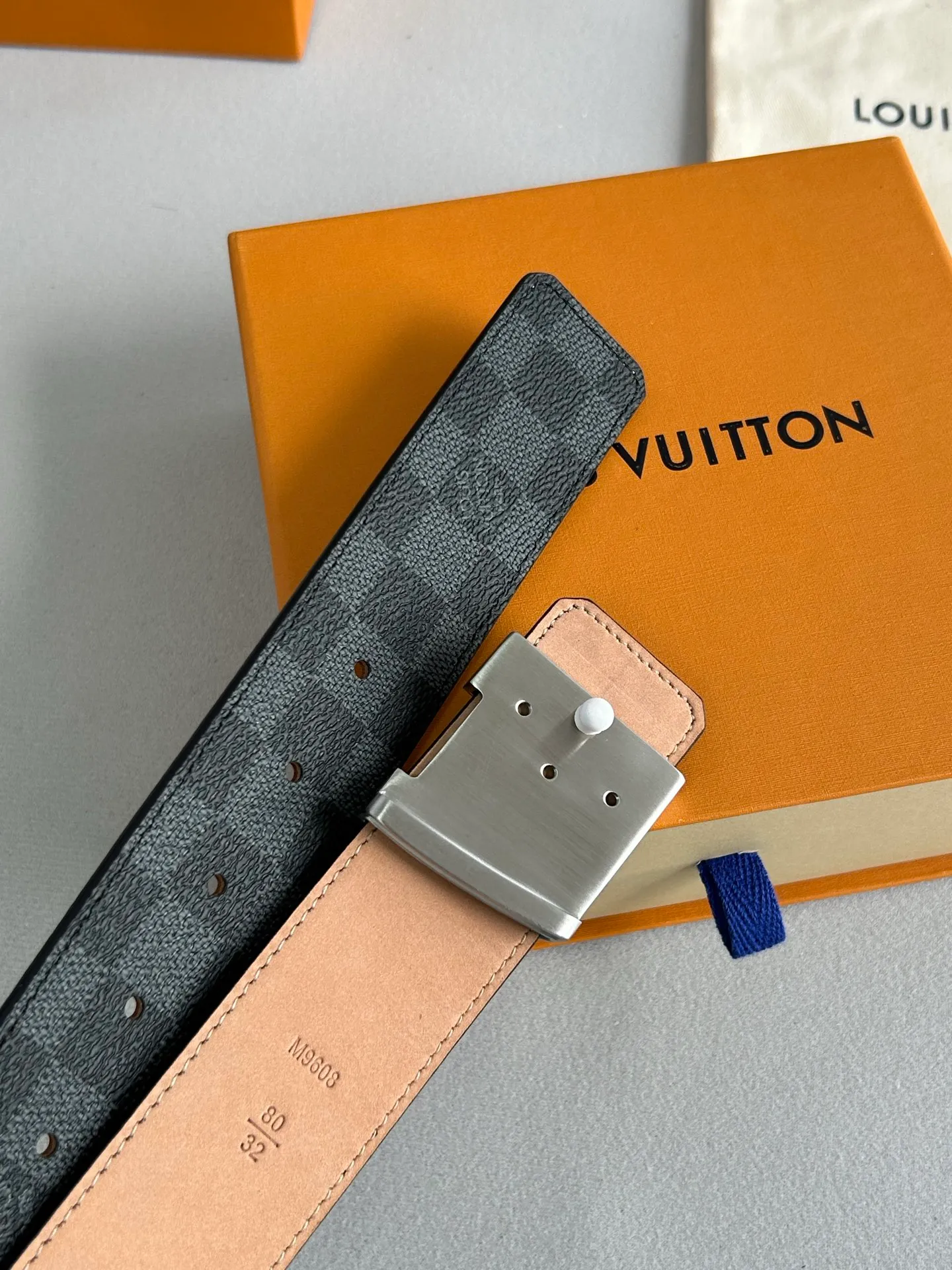 💰480💰Full package💰 💍Purchasing-grade LV classic style⚡️🌹4.0cm wide, with new high-quality steel buckles, a perfect match for business attire. Timeless classic, zero difference from the original product.
