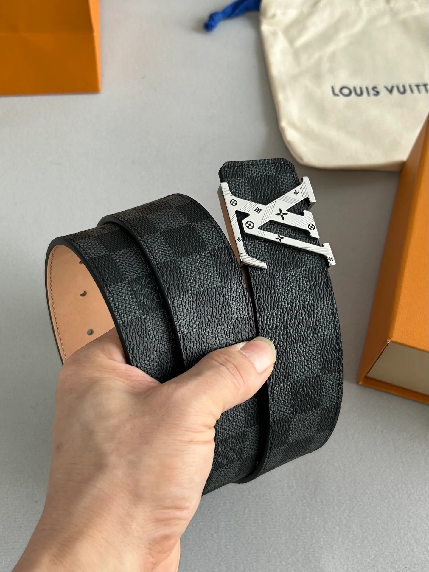 💰480💰Full package💰 💍Purchasing-grade LV classic style⚡️🌹4.0cm wide, with new high-quality steel buckles, a perfect match for business attire. Timeless classic, zero difference from the original product.