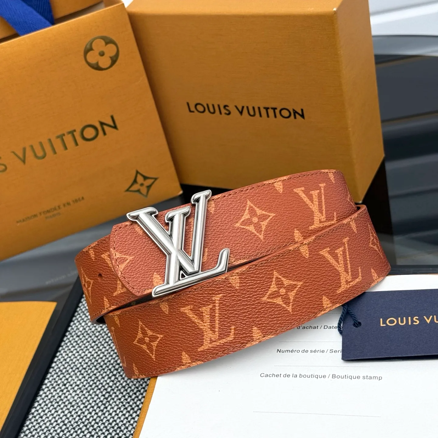 💰440💰Full package💰 💍Purchasing-grade LV Dimension⚡️🌹Double-sided belt combines creative heritage with gorgeous street style, highlighting the fashion vision of creative director Pharrell Williams. Monogram canvas covers the outer layer, and the LV Dimension metal buckle shimmers with subtle luster, making it possible to express your personality in various occasions.