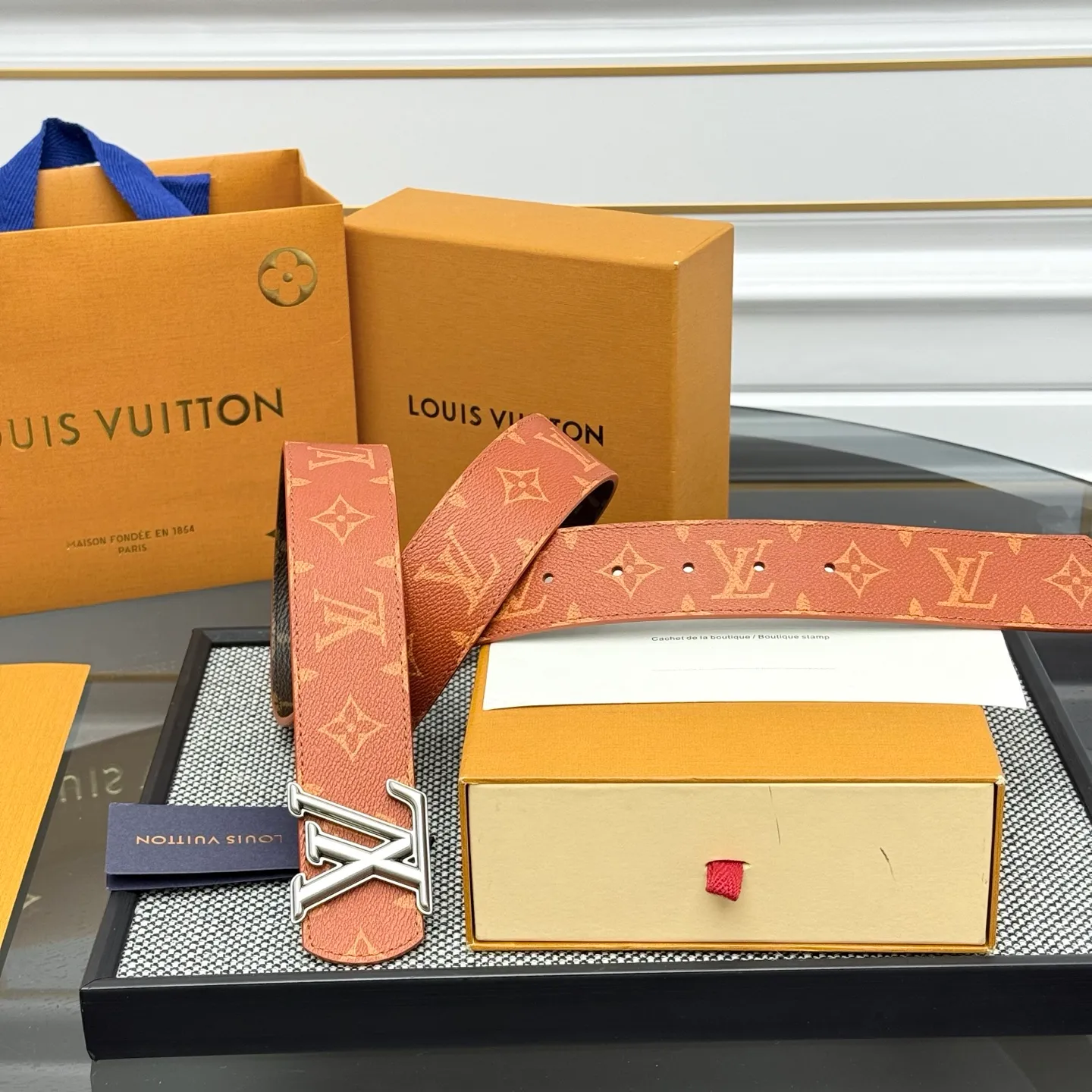 💰440💰Full package💰 💍Purchasing-grade LV Dimension⚡️🌹Double-sided belt combines creative heritage with gorgeous street style, highlighting the fashion vision of creative director Pharrell Williams. Monogram canvas covers the outer layer, and the LV Dimension metal buckle shimmers with subtle luster, making it possible to express your personality in various occasions.