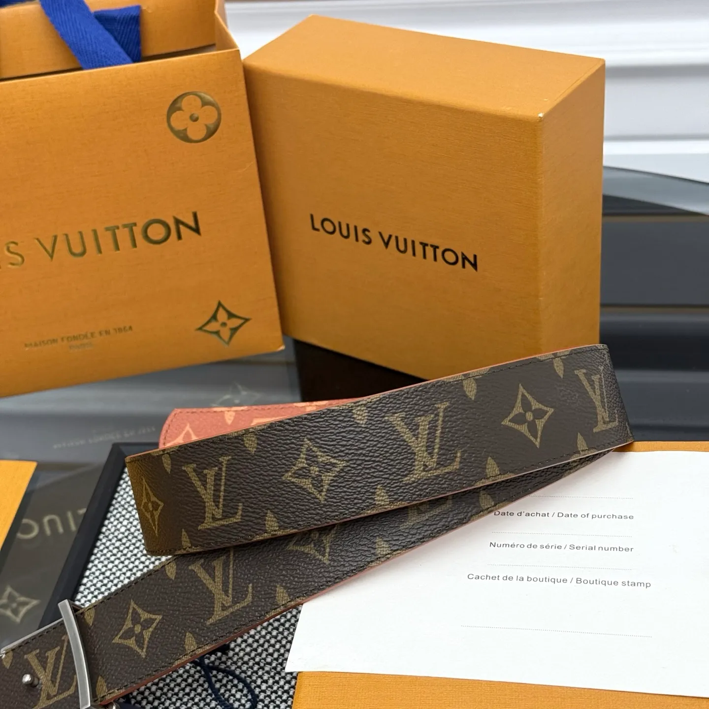 💰440💰Full package💰 💍Purchasing-grade LV Dimension⚡️🌹Double-sided belt combines creative heritage with gorgeous street style, highlighting the fashion vision of creative director Pharrell Williams. Monogram canvas covers the outer layer, and the LV Dimension metal buckle shimmers with subtle luster, making it possible to express your personality in various occasions.