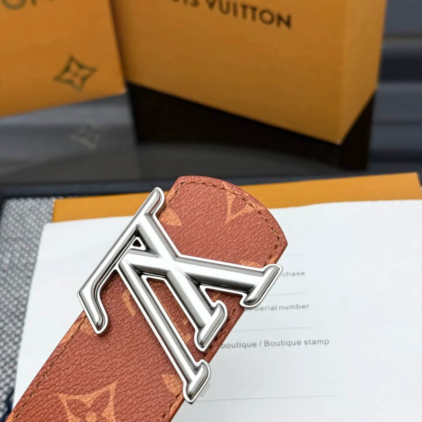 💰440💰Full package💰 💍Purchasing-grade LV Dimension⚡️🌹Double-sided belt combines creative heritage with gorgeous street style, highlighting the fashion vision of creative director Pharrell Williams. Monogram canvas covers the outer layer, and the LV Dimension metal buckle shimmers with subtle luster, making it possible to express your personality in various occasions.
