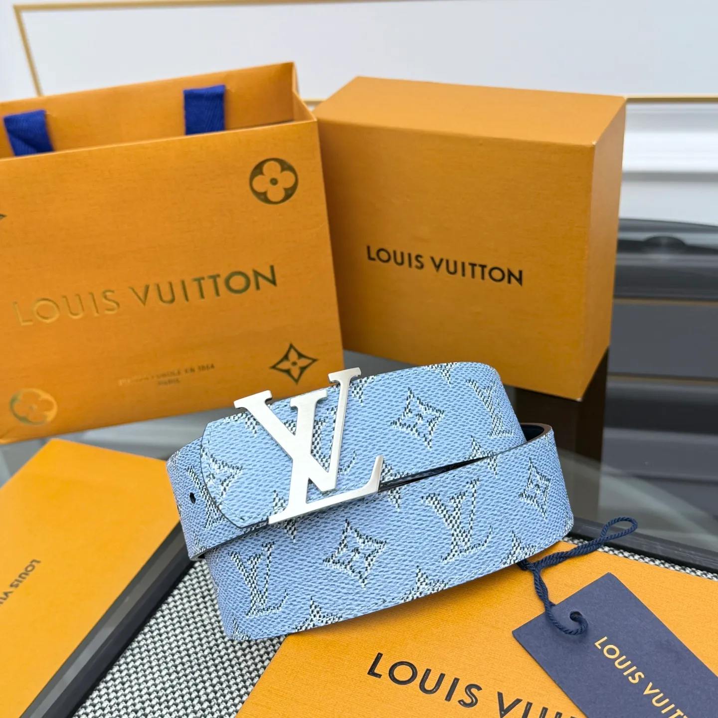 💰480💰Full package💰 💍Purchasing-grade LV Dimension Monogram Héritage double-sided belt is spliced ​​with plain leather and Monogram coated canvas, presenting a new interpretation of the classic design. Brand elements are given a textured feel, and the LV letter buckle adds an eye-catching touch.