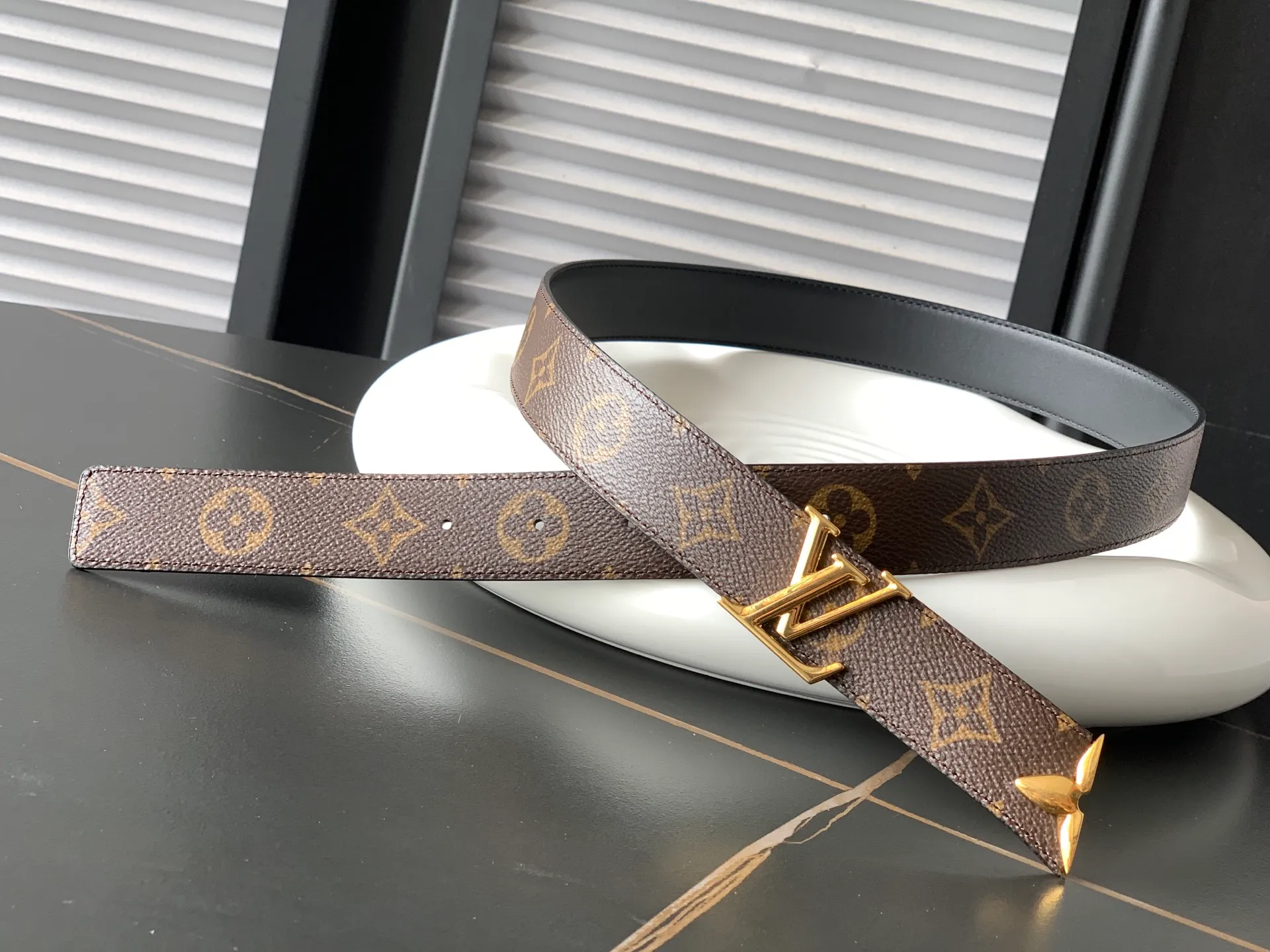 💰460💰Full set of packaging💰 💍Purchasing-grade LV⚡️🌹Treasure mold opening and customization🔨2025 counter new model. LV women's belt optional 3.0cm width latest two-color effect hardware, authentic and specially used for real-life shooting🎬