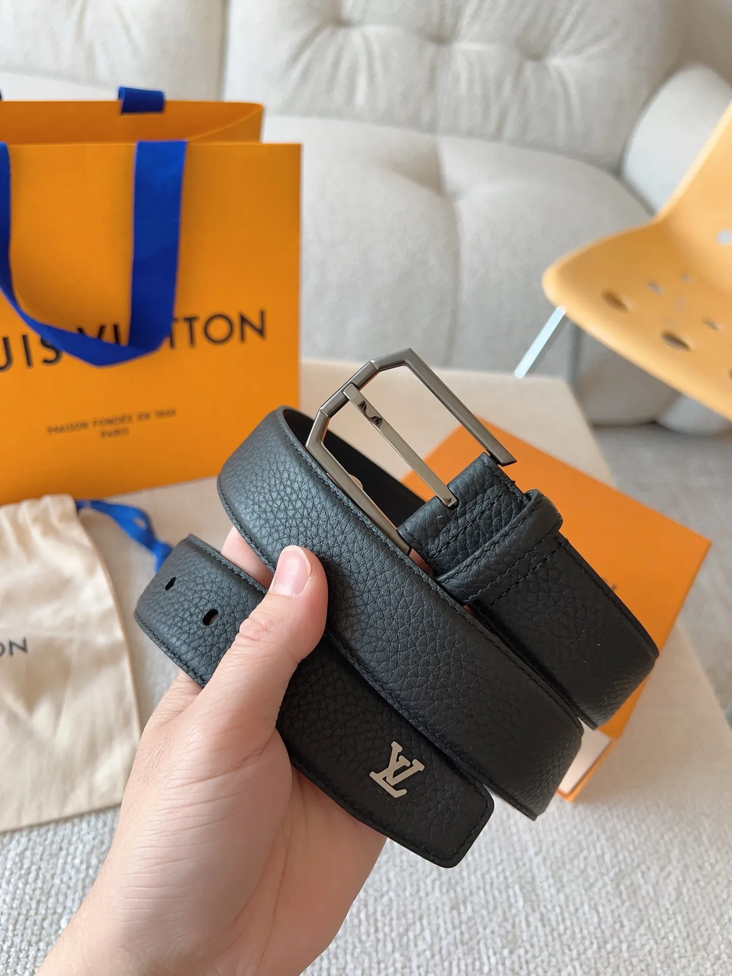 💰520💰Full package💰 💍Purchasing-grade LV casual pin buckle series⚡️Heritage belt is made of grained and smooth leather⚡️The brushed metal curved buckle highlights the elegant style. LV pins adorn the ends, suitable for formal wear⚡️Belt width: 35mm