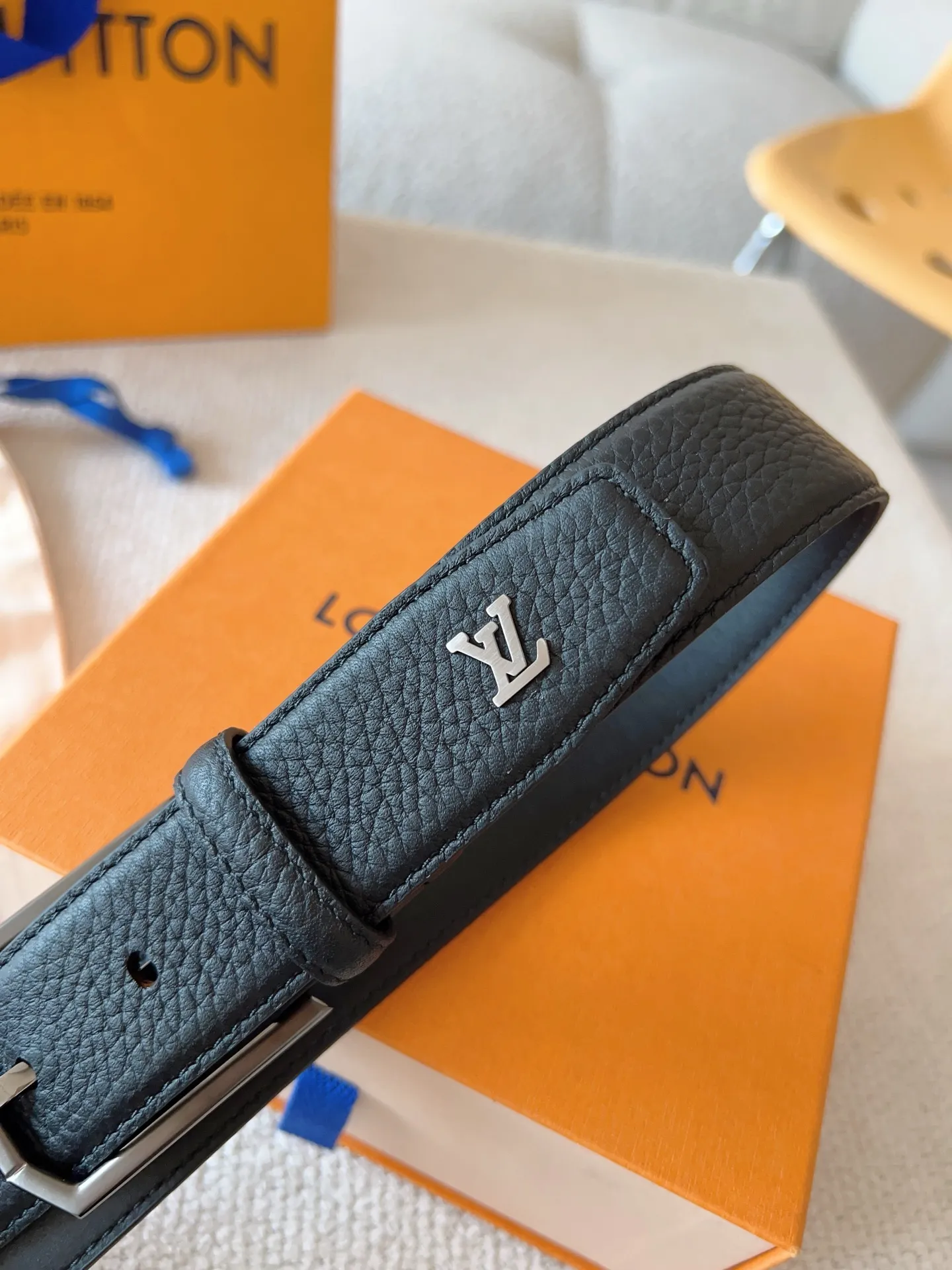 💰520💰Full package💰 💍Purchasing-grade LV casual pin buckle series⚡️Heritage belt is made of grained and smooth leather⚡️The brushed metal curved buckle highlights the elegant style. LV pins adorn the ends, suitable for formal wear⚡️Belt width: 35mm