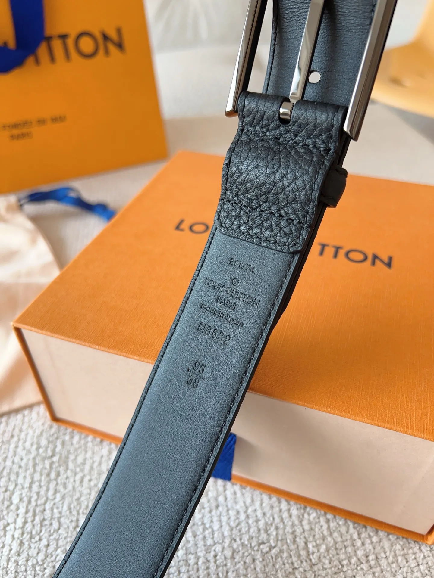 💰520💰Full package💰 💍Purchasing-grade LV casual pin buckle series⚡️Heritage belt is made of grained and smooth leather⚡️The brushed metal curved buckle highlights the elegant style. LV pins adorn the ends, suitable for formal wear⚡️Belt width: 35mm
