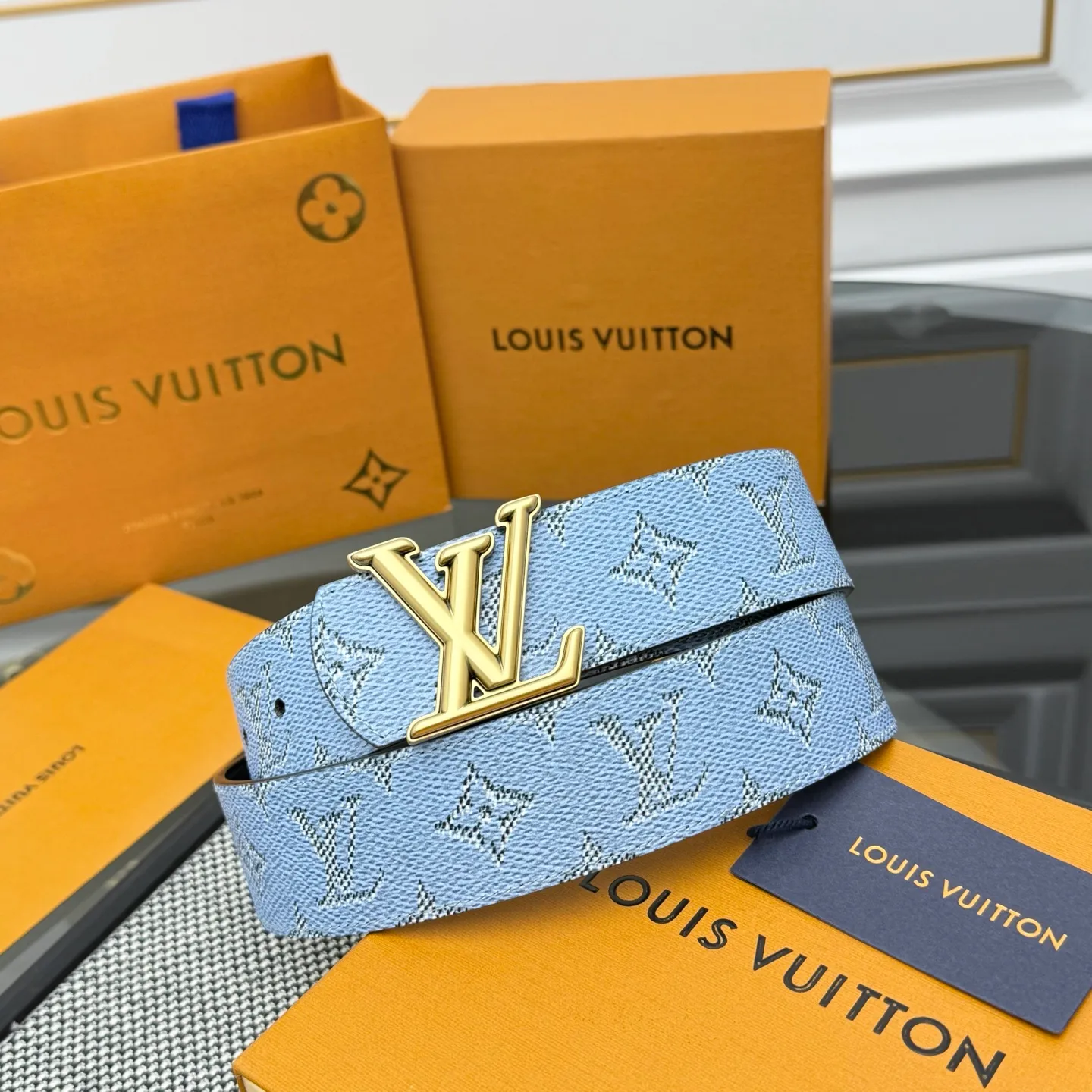 💰480💰Full package💰 💍Purchasing-grade LV⚡️🌹Dimension Monogram Héritage double-sided belt is spliced ​​with plain leather and Monogram coated canvas, presenting a new interpretation of the classic design. Brand elements are given a textured feel, and the LV letter buckle adds an eye-catching touch.