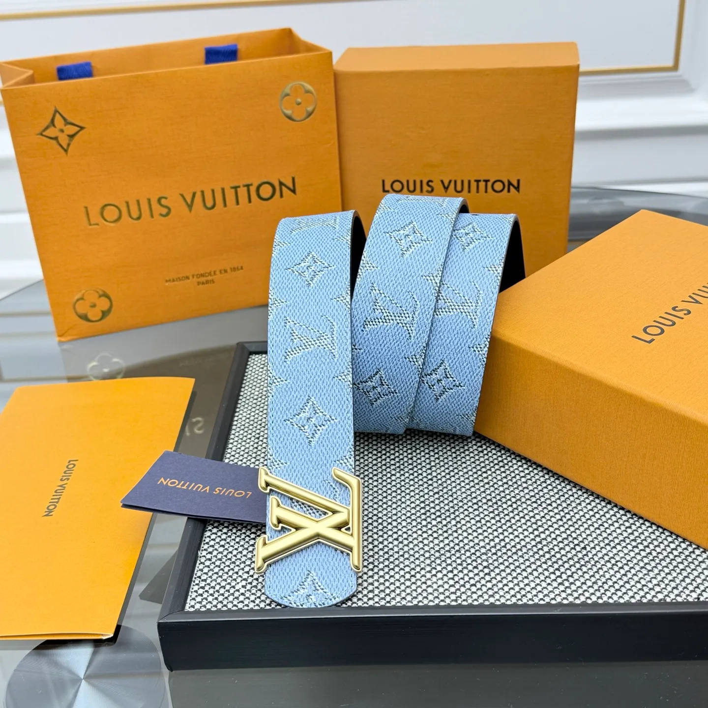 💰480💰Full package💰 💍Purchasing-grade LV⚡️🌹Dimension Monogram Héritage double-sided belt is spliced ​​with plain leather and Monogram coated canvas, presenting a new interpretation of the classic design. Brand elements are given a textured feel, and the LV letter buckle adds an eye-catching touch.