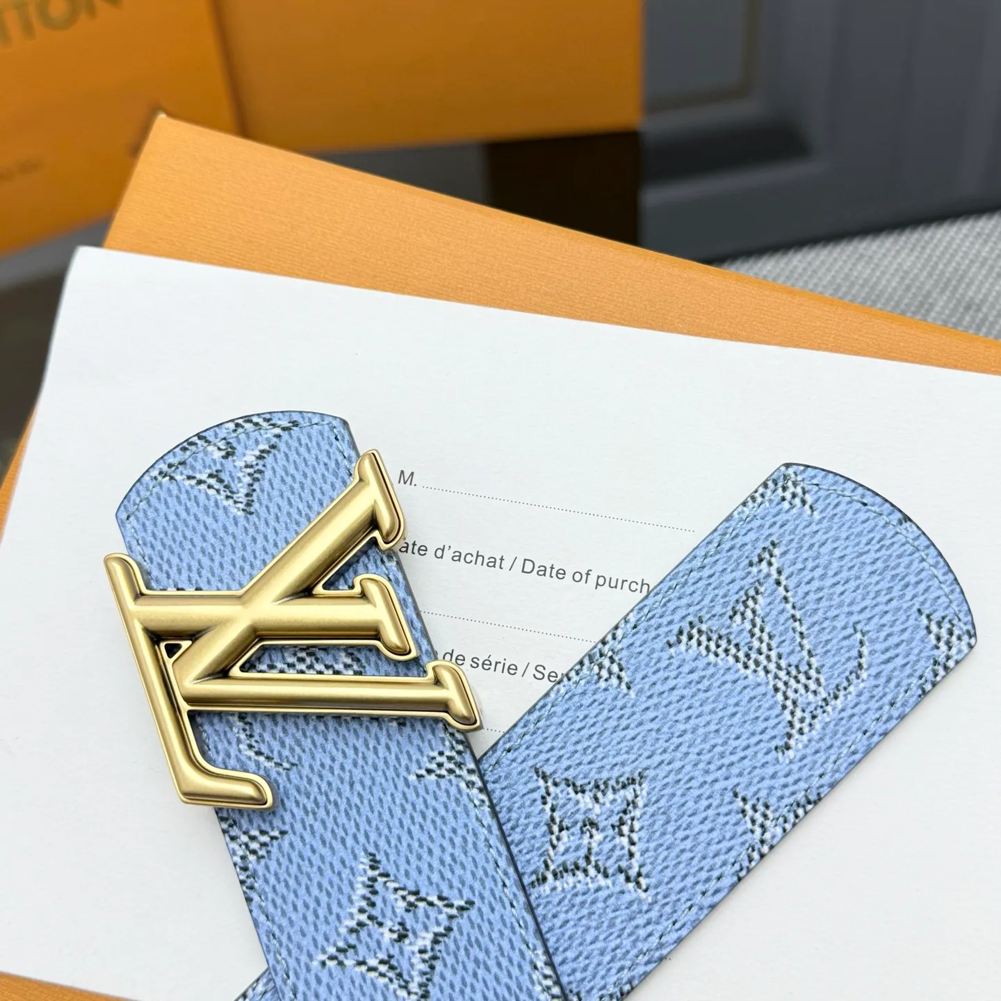 💰480💰Full package💰 💍Purchasing-grade LV⚡️🌹Dimension Monogram Héritage double-sided belt is spliced ​​with plain leather and Monogram coated canvas, presenting a new interpretation of the classic design. Brand elements are given a textured feel, and the LV letter buckle adds an eye-catching touch.