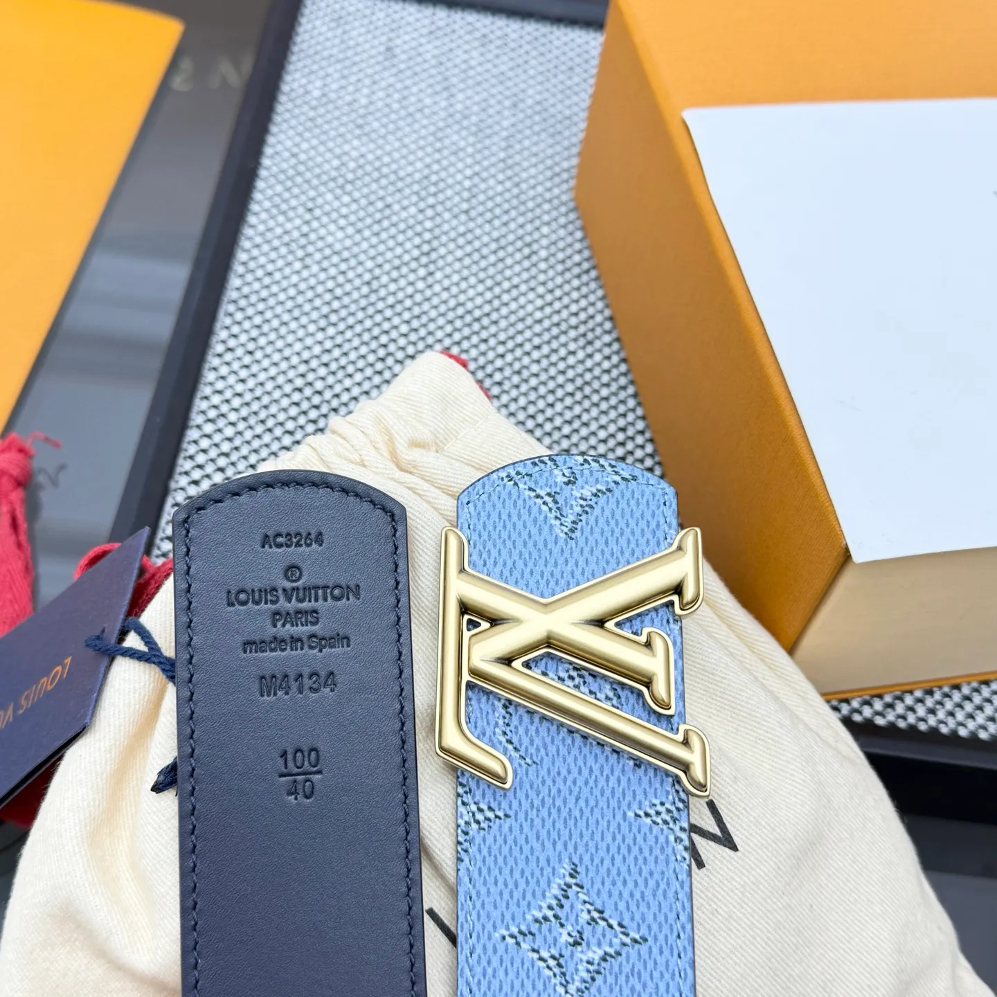 💰480💰Full package💰 💍Purchasing-grade LV⚡️🌹Dimension Monogram Héritage double-sided belt is spliced ​​with plain leather and Monogram coated canvas, presenting a new interpretation of the classic design. Brand elements are given a textured feel, and the LV letter buckle adds an eye-catching touch.