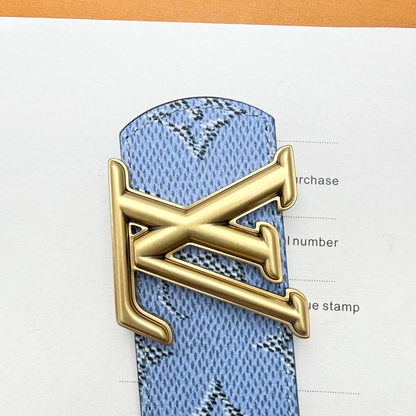 💰480💰Full package💰 💍Purchasing-grade LV⚡️🌹Dimension Monogram Héritage double-sided belt is spliced ​​with plain leather and Monogram coated canvas, presenting a new interpretation of the classic design. Brand elements are given a textured feel, and the LV letter buckle adds an eye-catching touch.