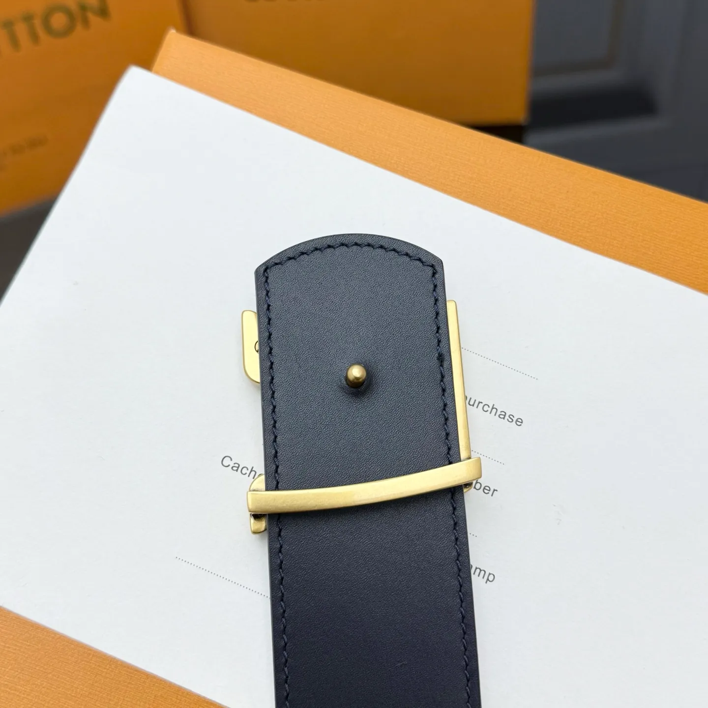 💰480💰Full package💰 💍Purchasing-grade LV⚡️🌹Dimension Monogram Héritage double-sided belt is spliced ​​with plain leather and Monogram coated canvas, presenting a new interpretation of the classic design. Brand elements are given a textured feel, and the LV letter buckle adds an eye-catching touch.