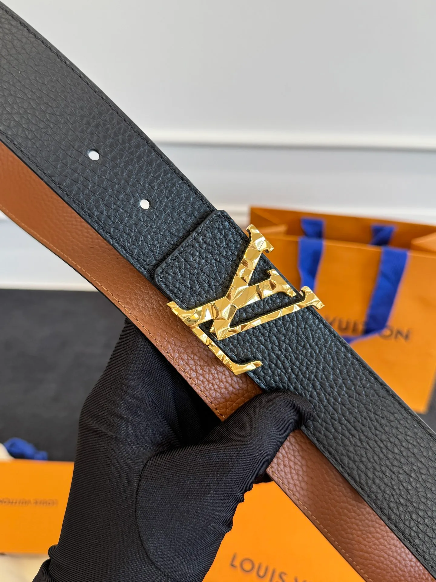 💰520💰Full package💰 💍Purchasing agent level LV men's belt⚡️🌹Small single item enhances clothes!!! Width 4.0cm⚡️🌹Selected imported calfskin on both sides. Pure cowhide with pebbled pattern on the belt. Boutique letter buckle is simple and elegant⚡️🌹Low-key and very suitable for daily use