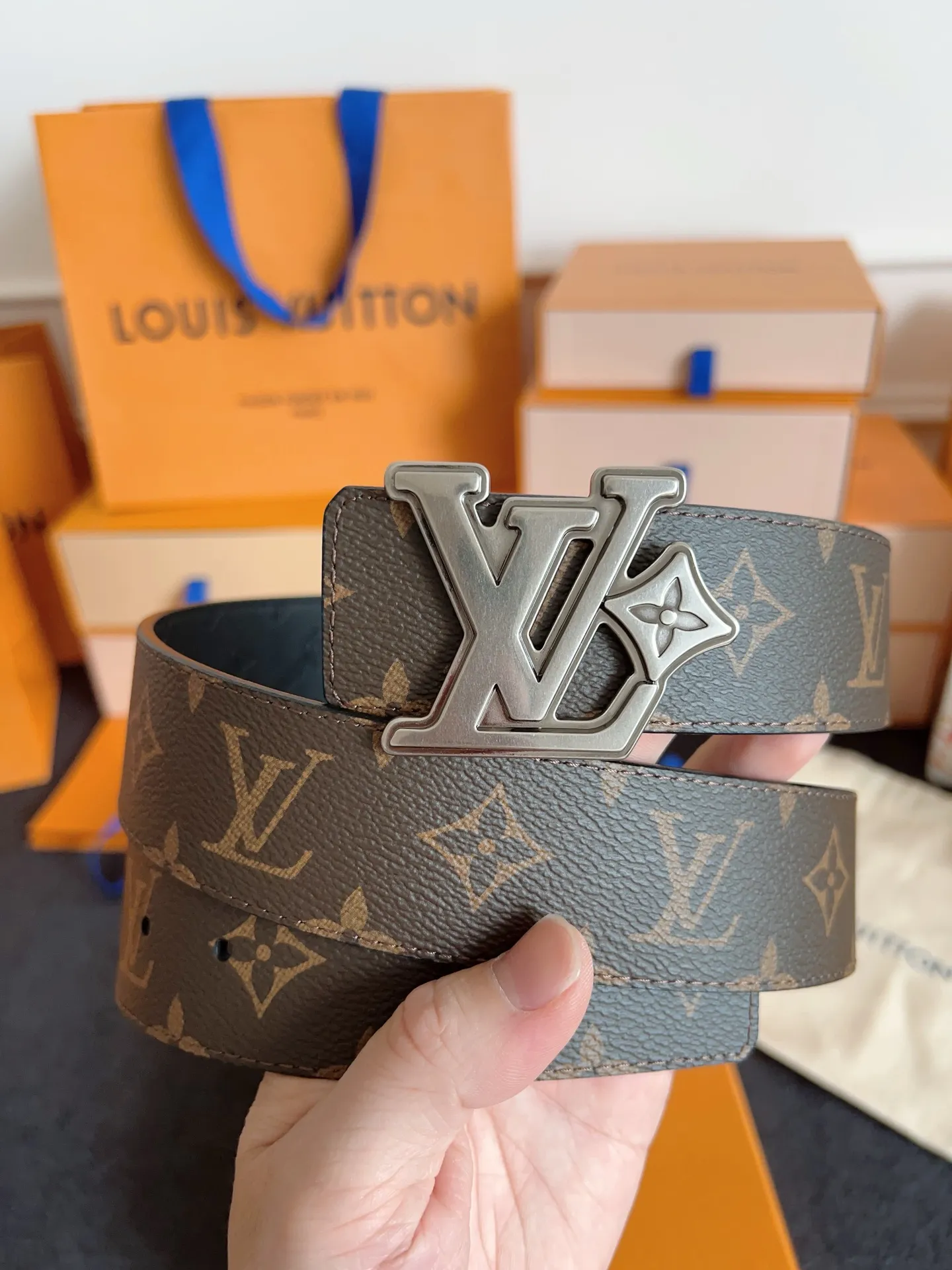 💰480💰Full set of packaging💰 💍Purchase level Lv donkey brand new product⚡️🌹Width 4.0cm Brand new retro craft letter buckle⚡️🌹One side of the belt is made of Italian original fabric🌹The bottom cowhide embossed texture version is double-sided. The upper body effect is excellent and the texture is super good M4061