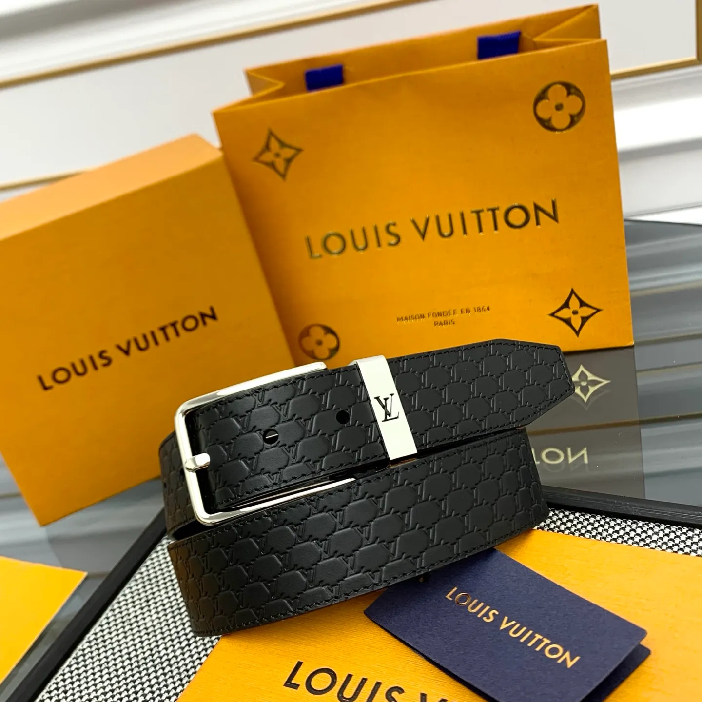 💰520💰Full package💰 💍Purchasing-grade LV Everyday Pin⚡️🌹The belt is made of smooth leather with a Louis Vuitton inscribed brass buckle⚡️🌹The exquisite LV Initiales decoration is suspended under the drawstring loop. Eye-catching stitching brings visual focus⚡️🌹Easily upgrade to formal or casual looks⚡️🌹Width 3.5cm