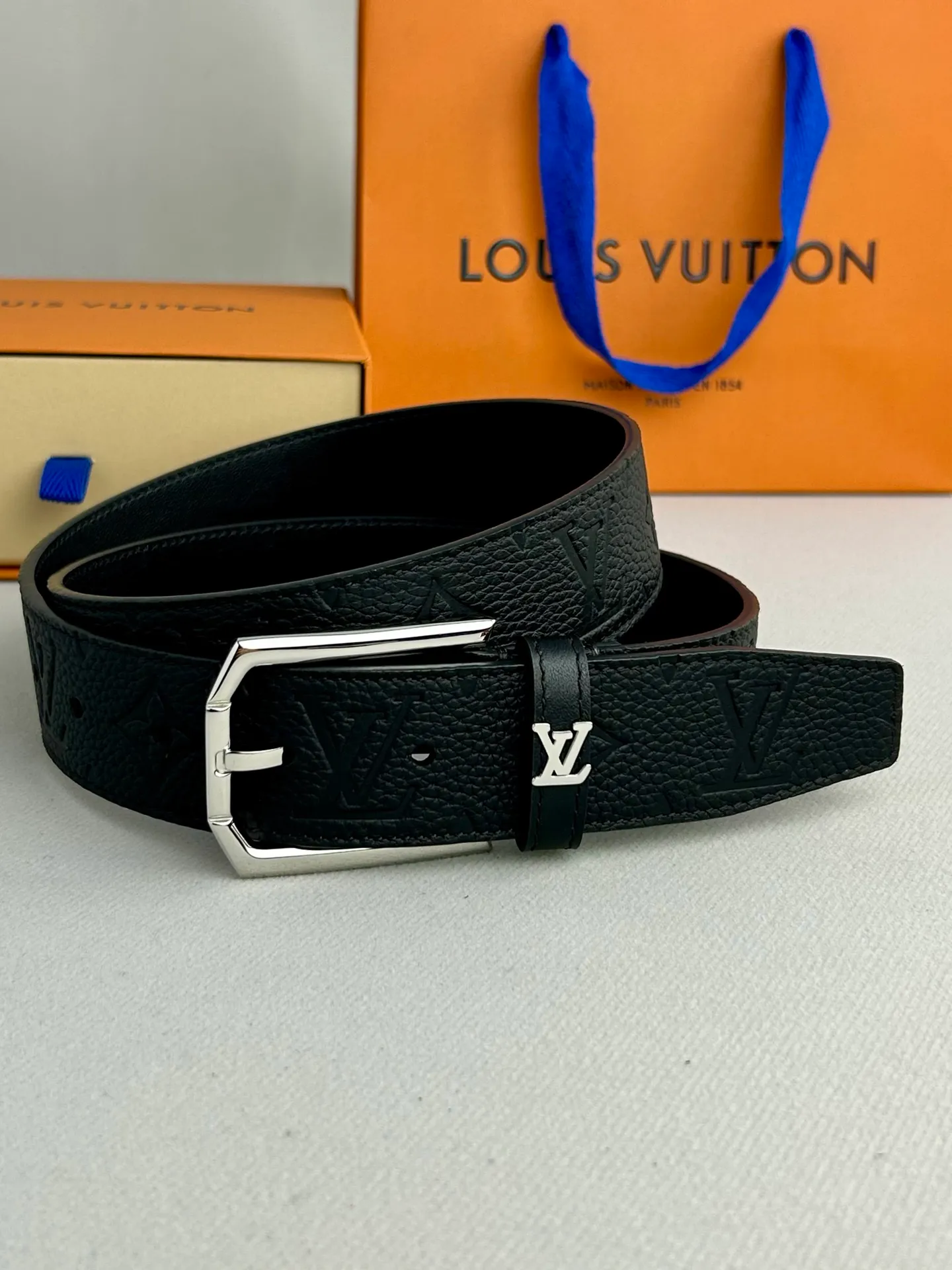 💰480💰Full package💰 💍Purchasing-grade LV Heritage belt is made of pebbled leather, 3.5cm wide, and has a pin buckle metal arc buckle to highlight its elegant style. Pairs well with formal attire
