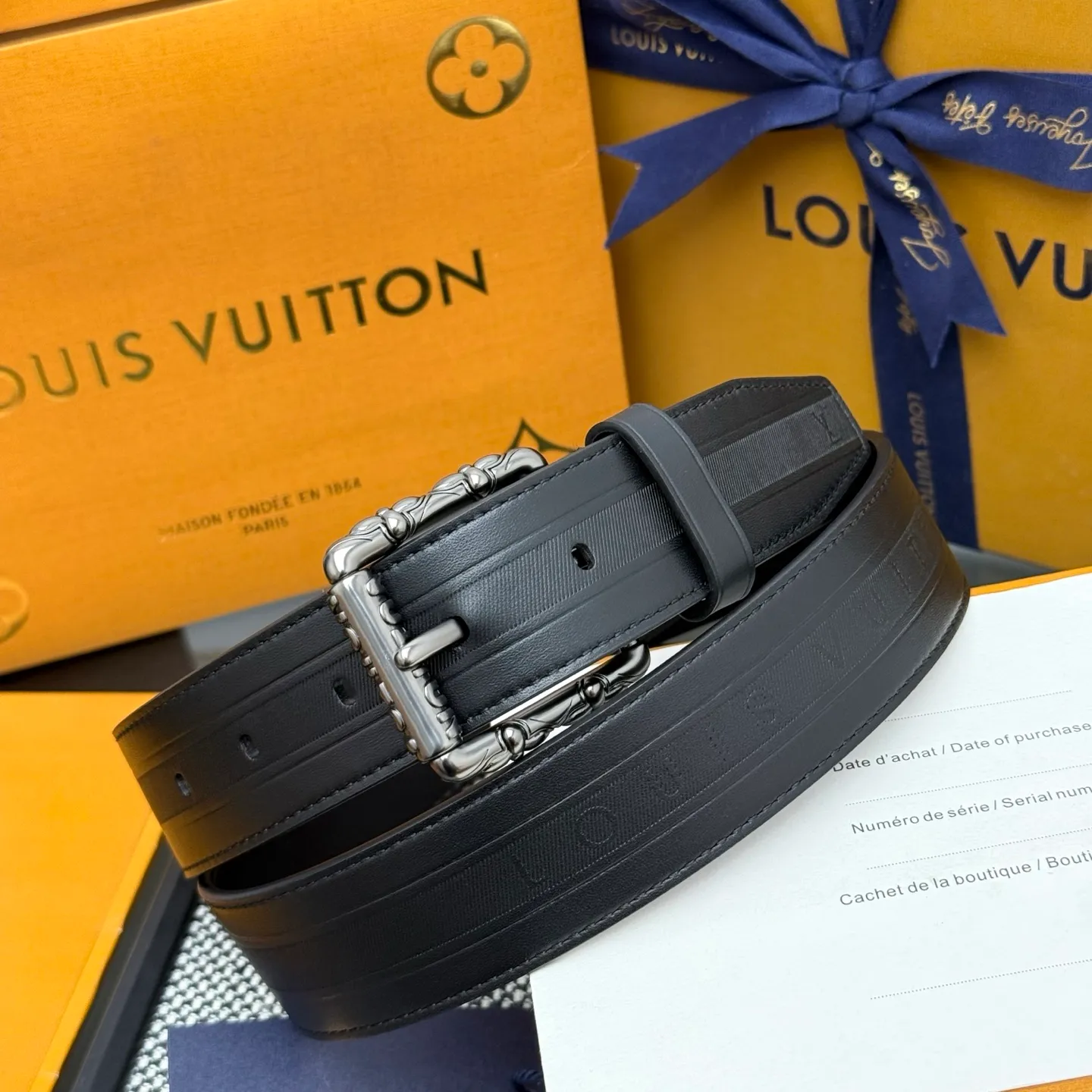 💰520💰Full package💰 💍Purchasing-grade LV⚡️🌹This Drift Rockabilly 3.5cm width belt shows strong aura and confident energy with the classic combination of deep tones and glossy metal parts. Cracked leather and intricate buckles subtly convey early rock and roll trends, breaking the traditional paradigm of men's wear.