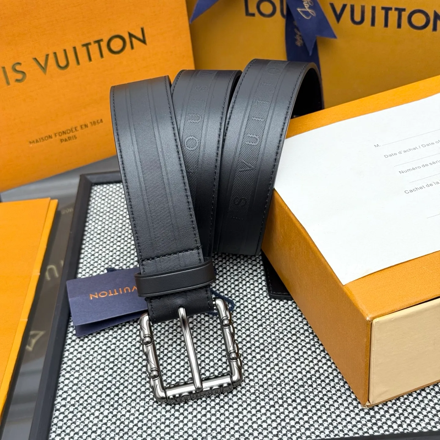 💰520💰Full package💰 💍Purchasing-grade LV⚡️🌹This Drift Rockabilly 3.5cm width belt shows strong aura and confident energy with the classic combination of deep tones and glossy metal parts. Cracked leather and intricate buckles subtly convey early rock and roll trends, breaking the traditional paradigm of men's wear.