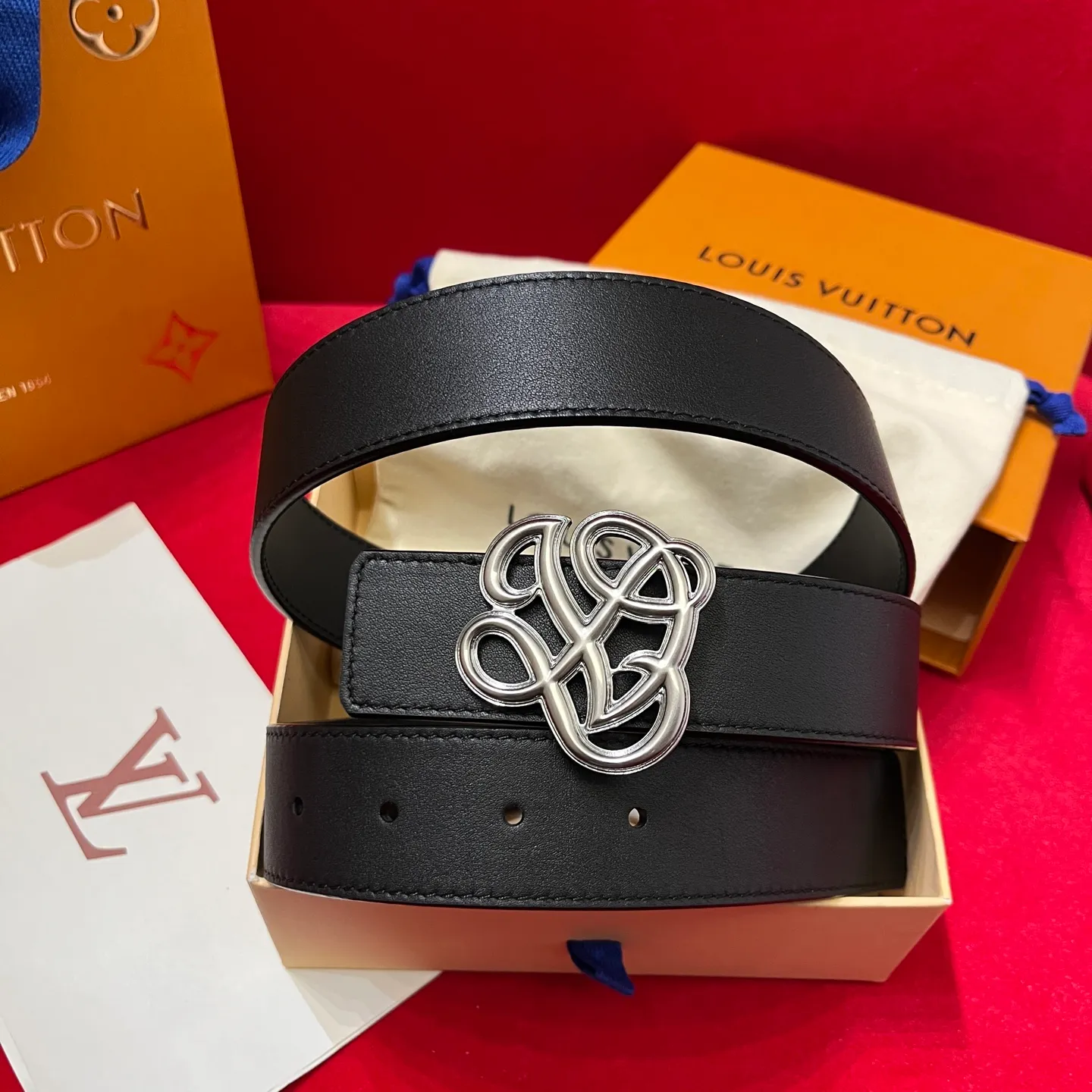 💰560💰Full package💰 💍Purchasing-grade LV⚡️🌹Simple but high-end fashionable✨❗️Donkey brand men’s belt⚡️🌹Width 3.5cm, imported calfskin on both sides, usable on both sides, brand new intricately intertwined exquisite buckles, this is the right choice for those who don’t like exaggerated big logos⚡️🌹