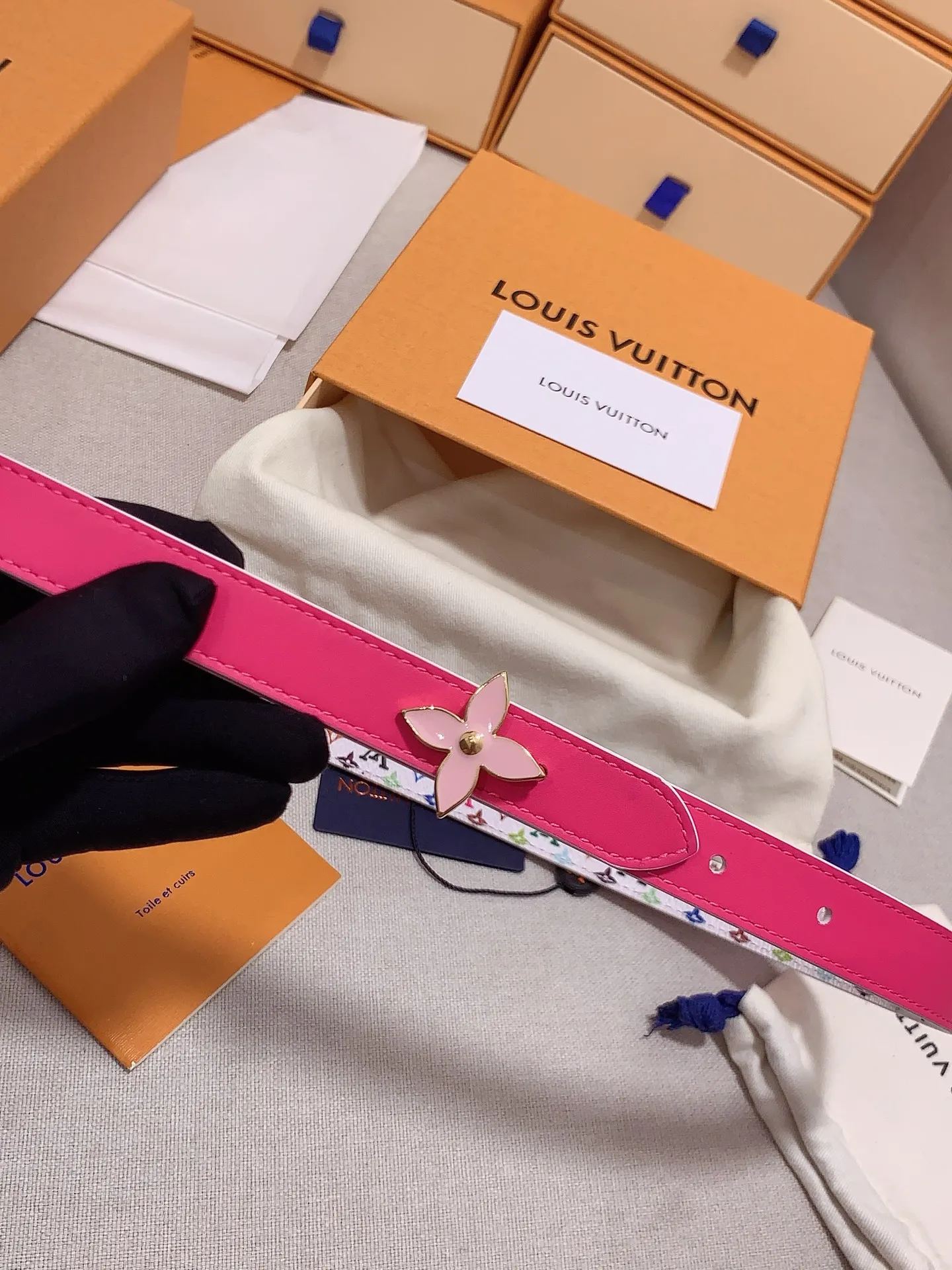 💰460💰Full package💰 💍Purchasing-grade Louis vuitton⚡️🌹Width: 1.5cm l v Takashi Murakami co-branded belt. Practical and exquisite ⚡️🌹Exquisite and beautiful 1.5mm women's belt⚡️🌹With a flower-shaped enamel effect letter buckle, the upper body effect is great.