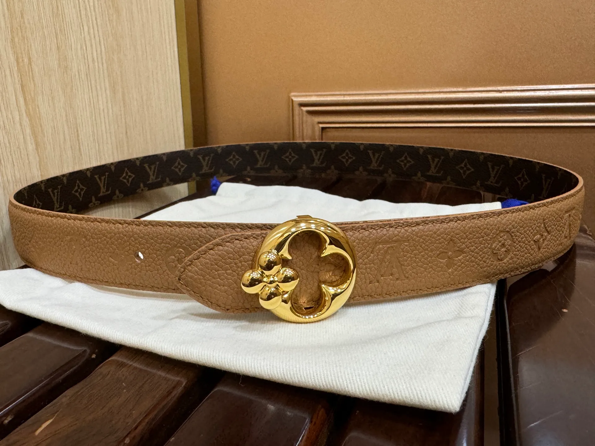 💰480💰Full package💰 💍Purchasing agent level LV women's belt⚡️🌹Width 3.0cm Customized canvas fabric/Imported Italian lychee embossed with pattern effect, ⚡️🌹Stainless steel electroplated thick gold flower-shaped hanging buckle⚡️🌹Double-sided available