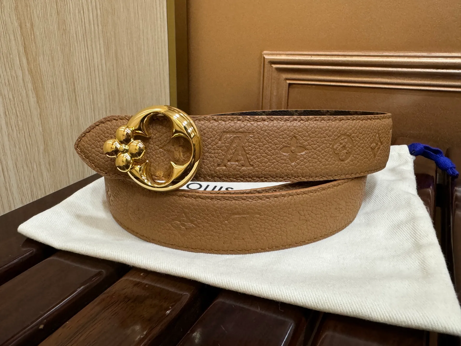 💰480💰Full package💰 💍Purchasing agent level LV women's belt⚡️🌹Width 3.0cm Customized canvas fabric/Imported Italian lychee embossed with pattern effect, ⚡️🌹Stainless steel electroplated thick gold flower-shaped hanging buckle⚡️🌹Double-sided available