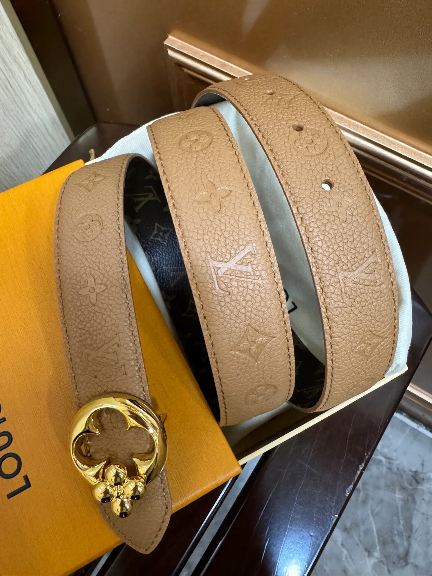💰480💰Full package💰 💍Purchasing agent level LV women's belt⚡️🌹Width 3.0cm Customized canvas fabric/Imported Italian lychee embossed with pattern effect, ⚡️🌹Stainless steel electroplated thick gold flower-shaped hanging buckle⚡️🌹Double-sided available