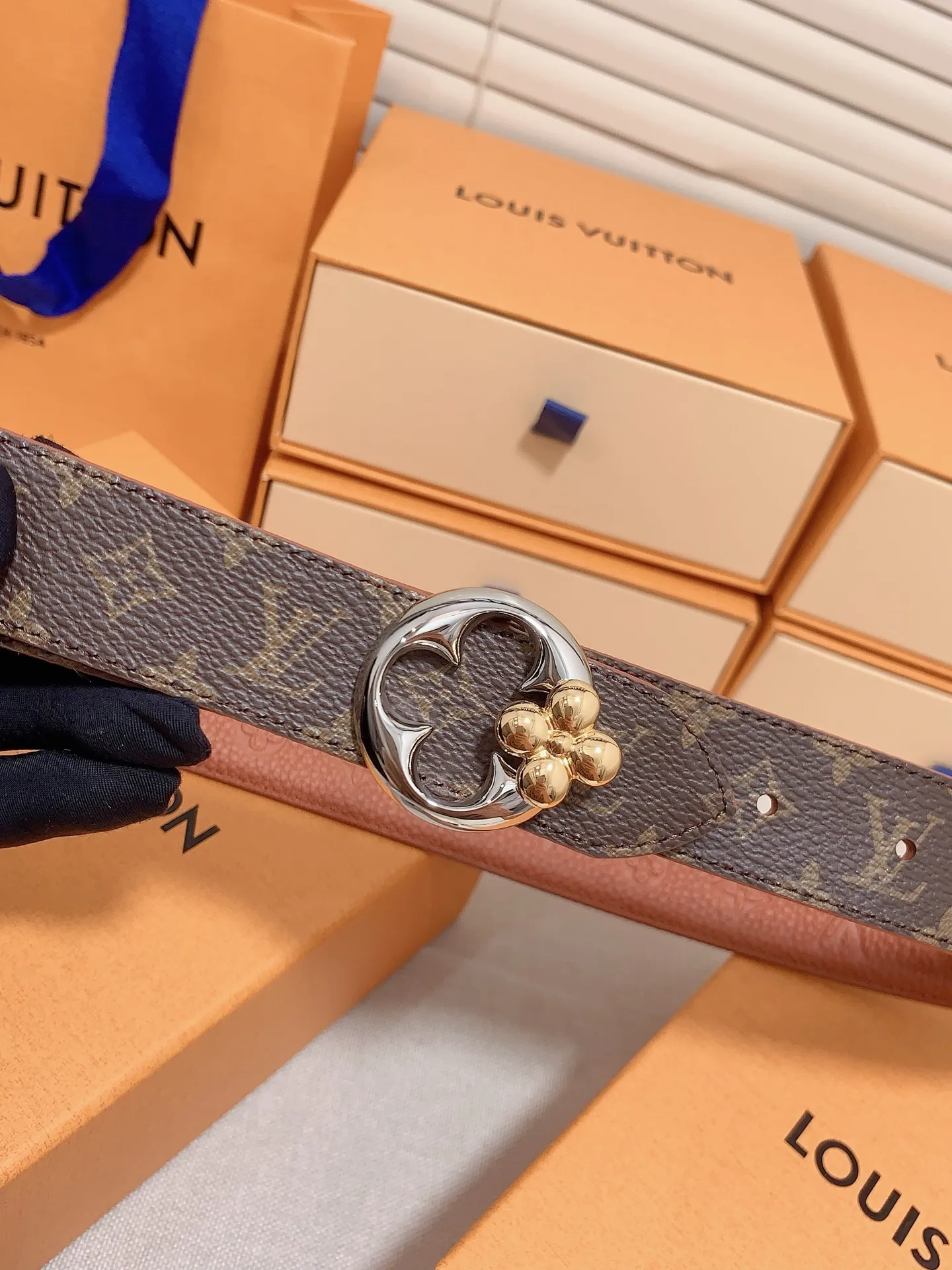 💰480💰Full package💰 💍Purchase level This 3.0cm LV Initiales double-sided belt achieves two styles with its classic appearance: Monogram canvas conveys leisure and comfort, grained cow leather reveals elegant style, and is matched with LV Initiales buckle