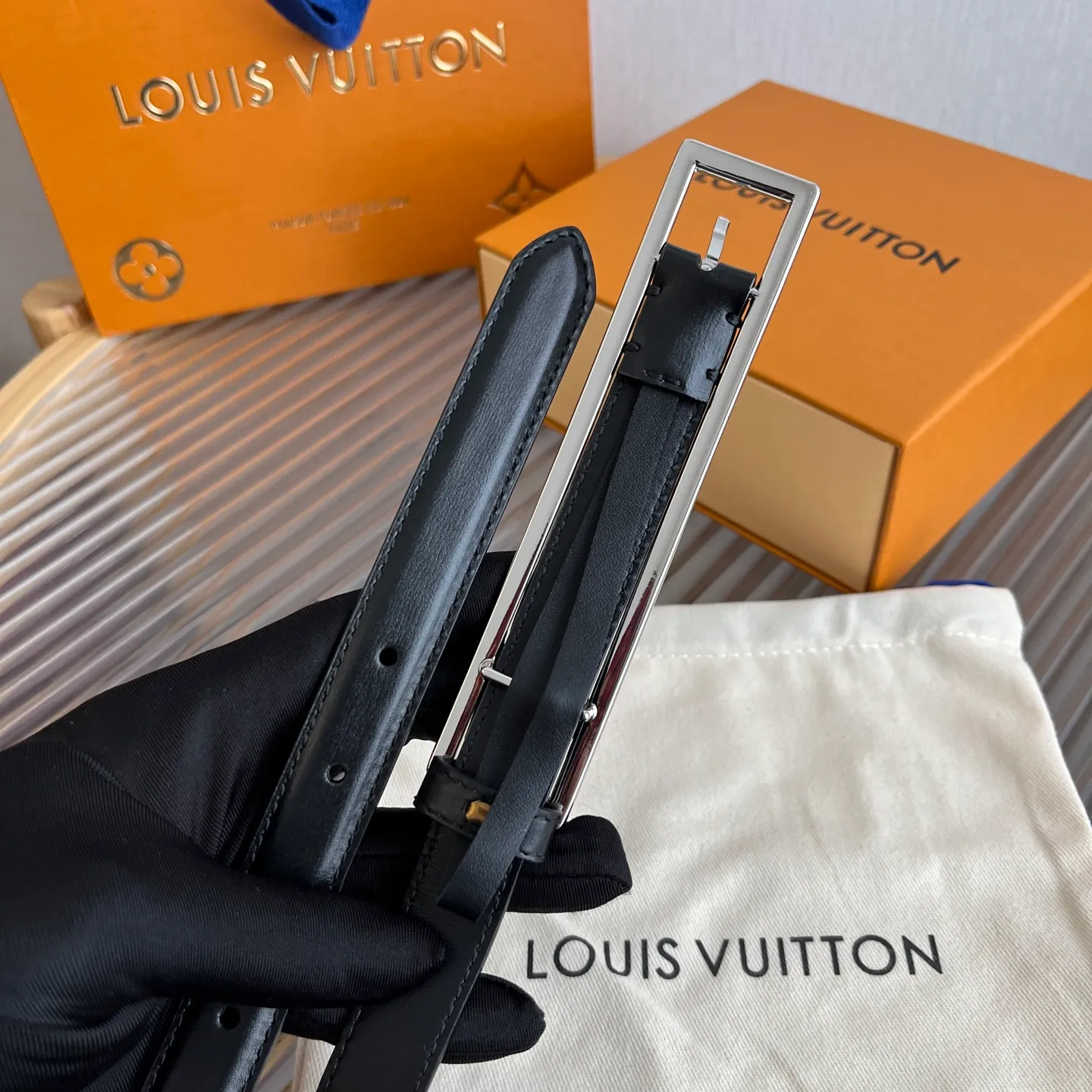 💰520💰Complete package💰 💍Purchasing-grade LV new thin belt for women💕 2.0cm wide and ultra-fine. It is a thin belt. The rectangular buckle version is simple and exquisite. It can outline a woman's waist line just right, showing elegance and slenderness.