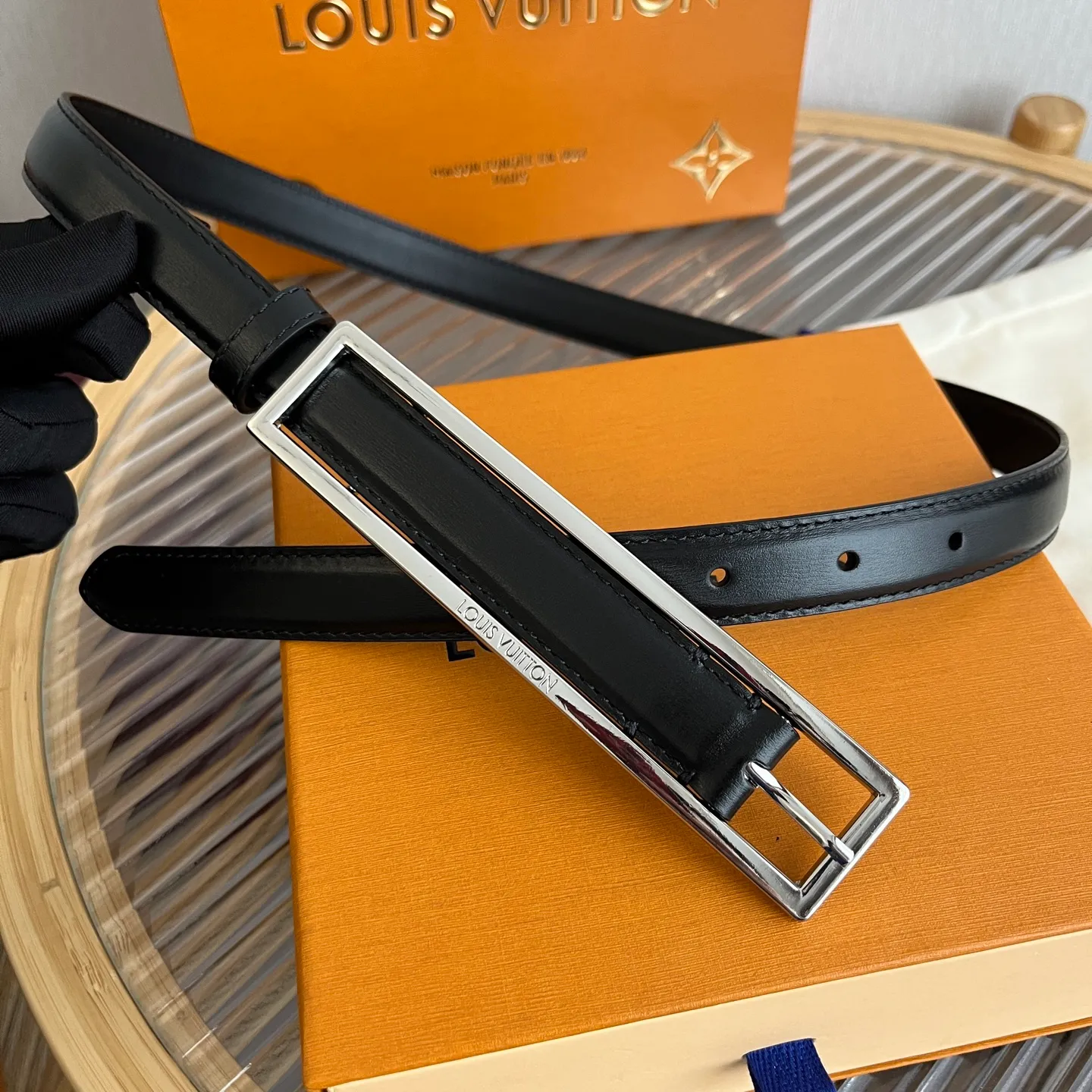 💰520💰Complete package💰 💍Purchasing-grade LV new thin belt for women💕 2.0cm wide and ultra-fine. It is a thin belt. The rectangular buckle version is simple and exquisite. It can outline a woman's waist line just right, showing elegance and slenderness.