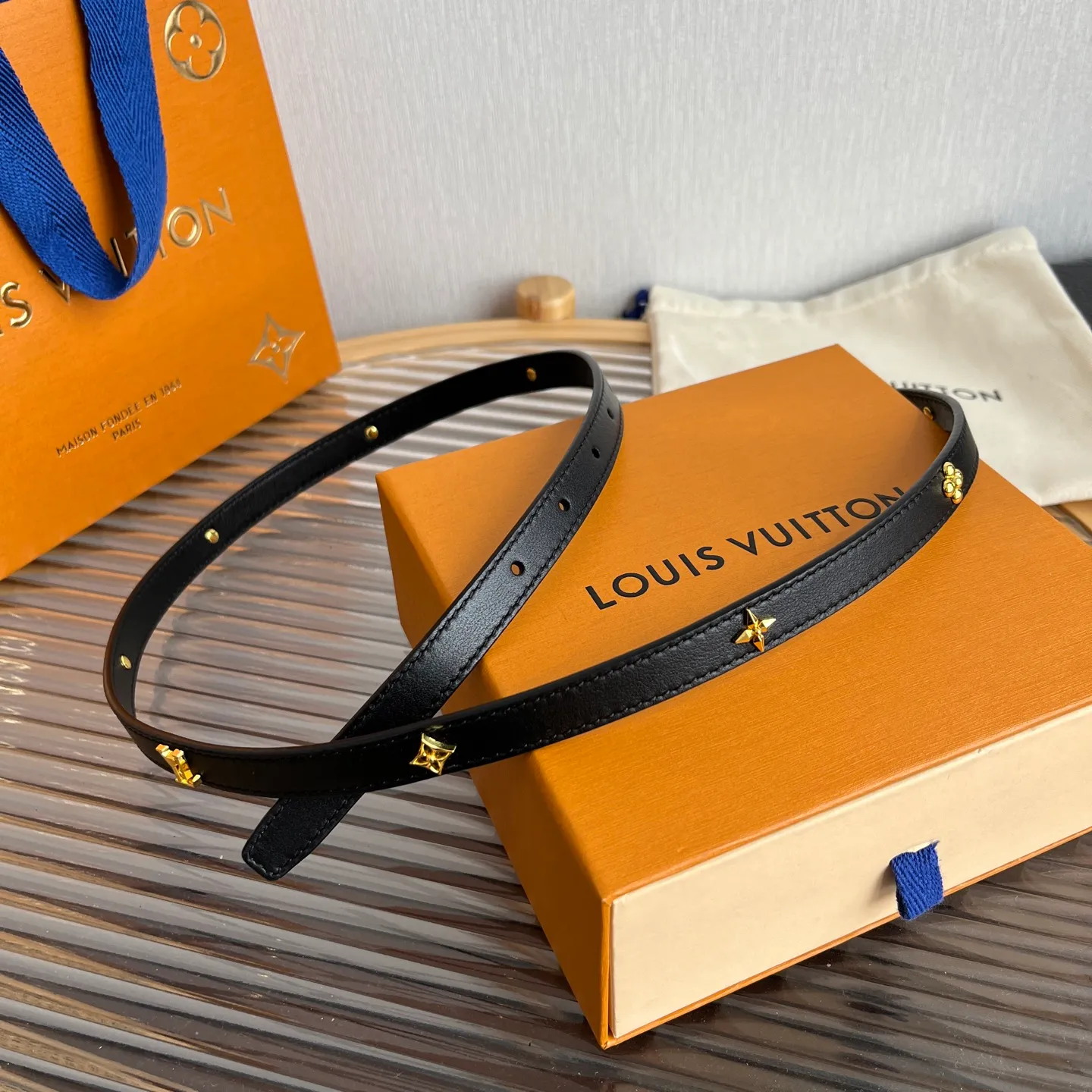 💰560💰Full package💰 💍Purchasing-grade LV⚡️🌹Lvjia women’s belt💎👗Super fairy original replica 1.5cm wide⚡️🌹Fine double-sided solid color calfskin belt decorated with a series of floral patterns and large letter logo hardware New vacuum palladium-plated letter buckle Whether worn with skirts or pants, it is definitely your best choice