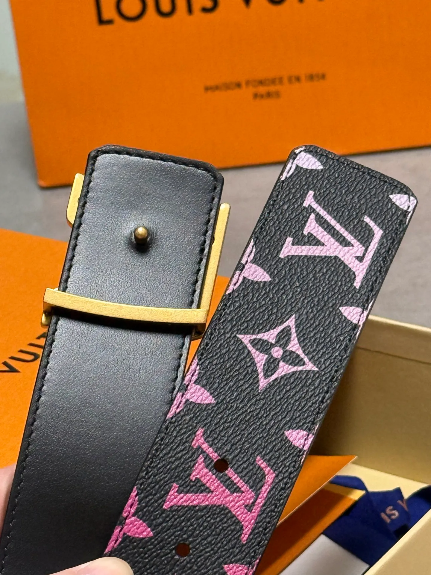 💰520💰Full package💰 💍Purchase level trendy men's wear New belt LV🆕 Width 4.0cm⚡️🌹The belt surface is made of customized canvas fabric Solid color original calfskin bottom⚡️🌹Excellent hand feel Paired with exquisite buckles in the same color as the belt⚡️🌹Double-sided🉑
