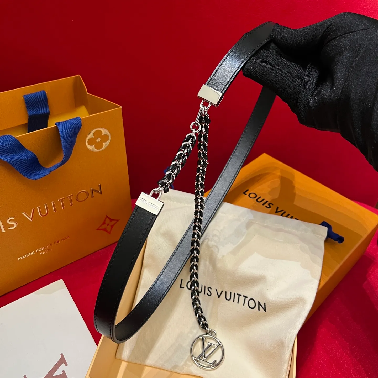 💰600💰Full set package💰 💍Purchase level LV's super nice slim waist chain for women ✨ 20mm, half of it is a chain that makes you feel like a waist chain, and half of it is a belt that you can't put it down. It can be switched at will and can be used as a belt or a waist chain or tied to the outside of a coat. It is also very good. The length is very user-friendly and can be adjusted in length🉑
