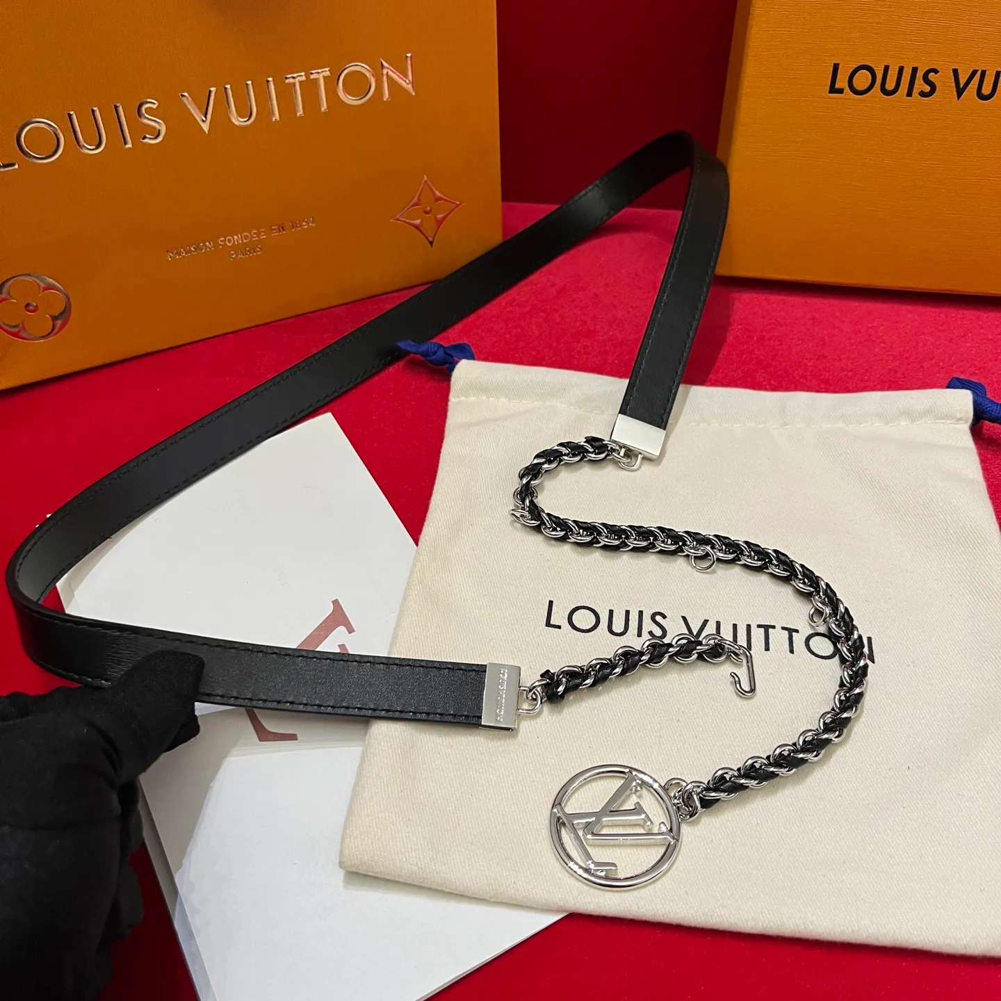 💰600💰Full set package💰 💍Purchase level LV's super nice slim waist chain for women ✨ 20mm, half of it is a chain that makes you feel like a waist chain, and half of it is a belt that you can't put it down. It can be switched at will and can be used as a belt or a waist chain or tied to the outside of a coat. It is also very good. The length is very user-friendly and can be adjusted in length🉑