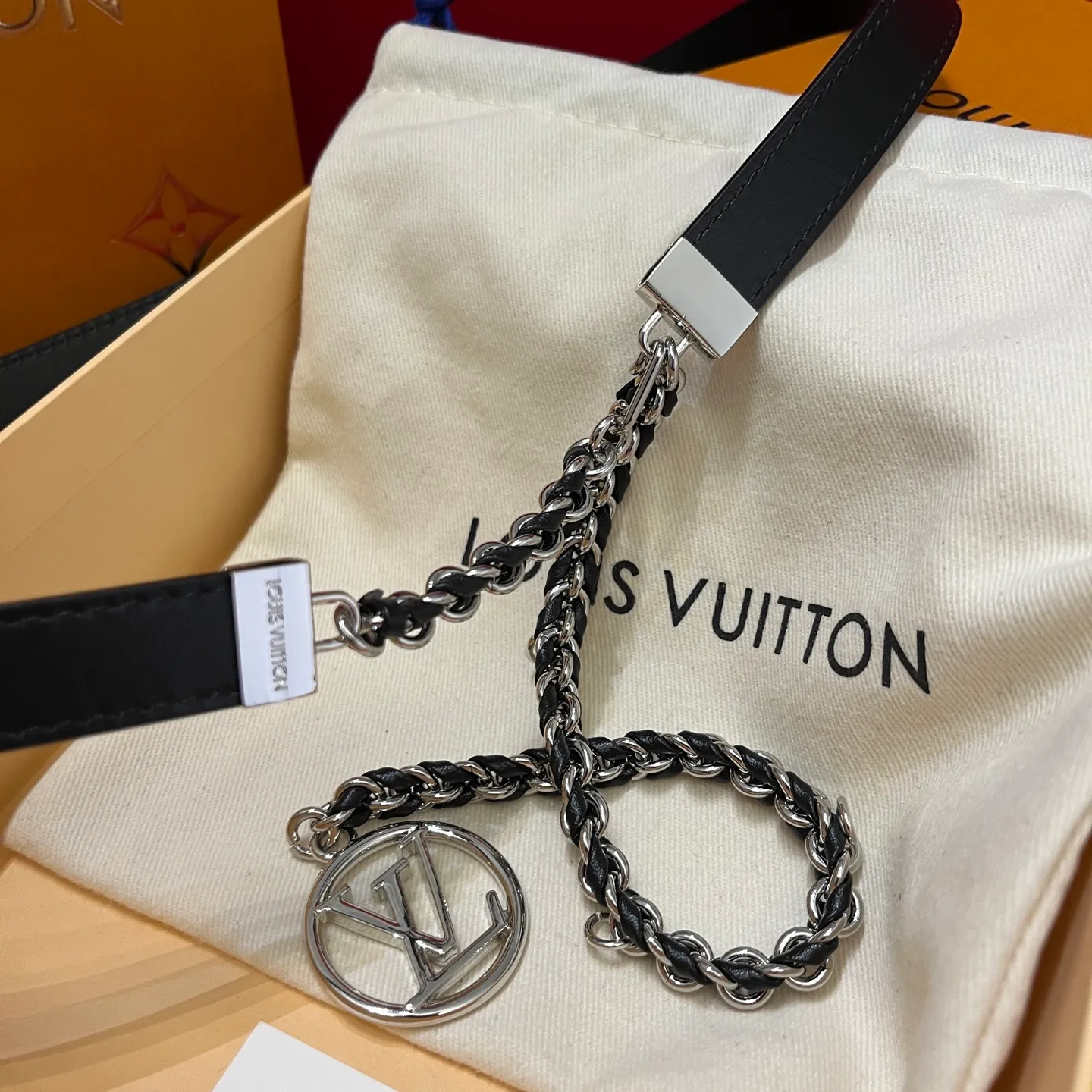 💰600💰Full set package💰 💍Purchase level LV's super nice slim waist chain for women ✨ 20mm, half of it is a chain that makes you feel like a waist chain, and half of it is a belt that you can't put it down. It can be switched at will and can be used as a belt or a waist chain or tied to the outside of a coat. It is also very good. The length is very user-friendly and can be adjusted in length🉑