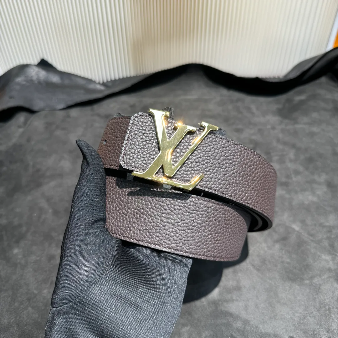 💰480💰Full package💰 💍Purchasing-grade LV luxury modern Taurillon leather, decorated with the brand's iconic LV initials, simple and elegant style. The belt is soft and strong, suitable for both formal wear (such as formal wear) and casual wear, and is highly practical. Width 4.0cm