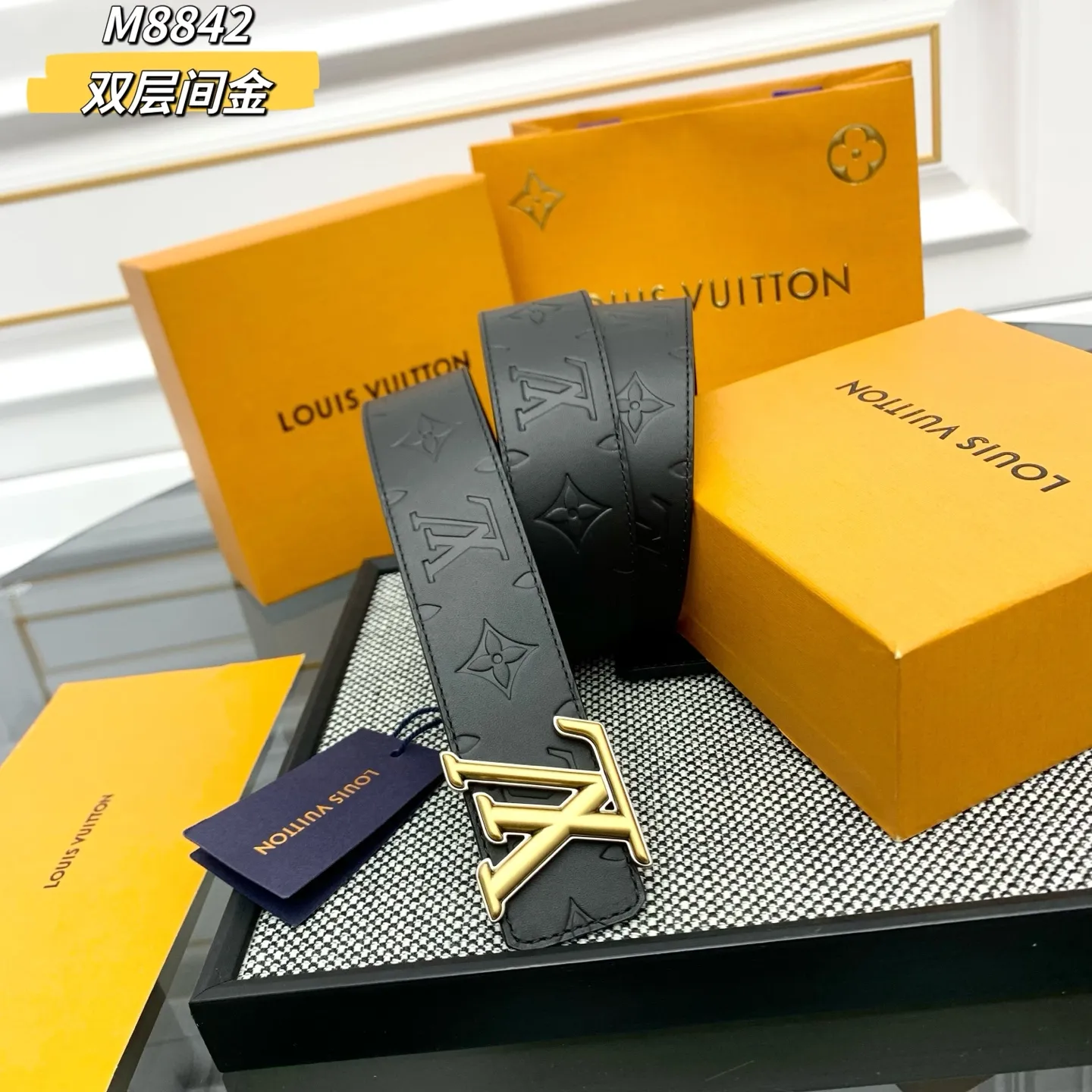 💰480💰Full package💰 💍Purchasing-grade M8842 LV Dimension double-sided waist is made of deep leather with Monogram pattern embossed on it. When flipped over, the delicate and smooth side will appear, revealing a calm charm in elegance. The eye-catching LV letter buckle is outlined in gradient tones, giving the classic design a trendy twist. Width 4.0cm