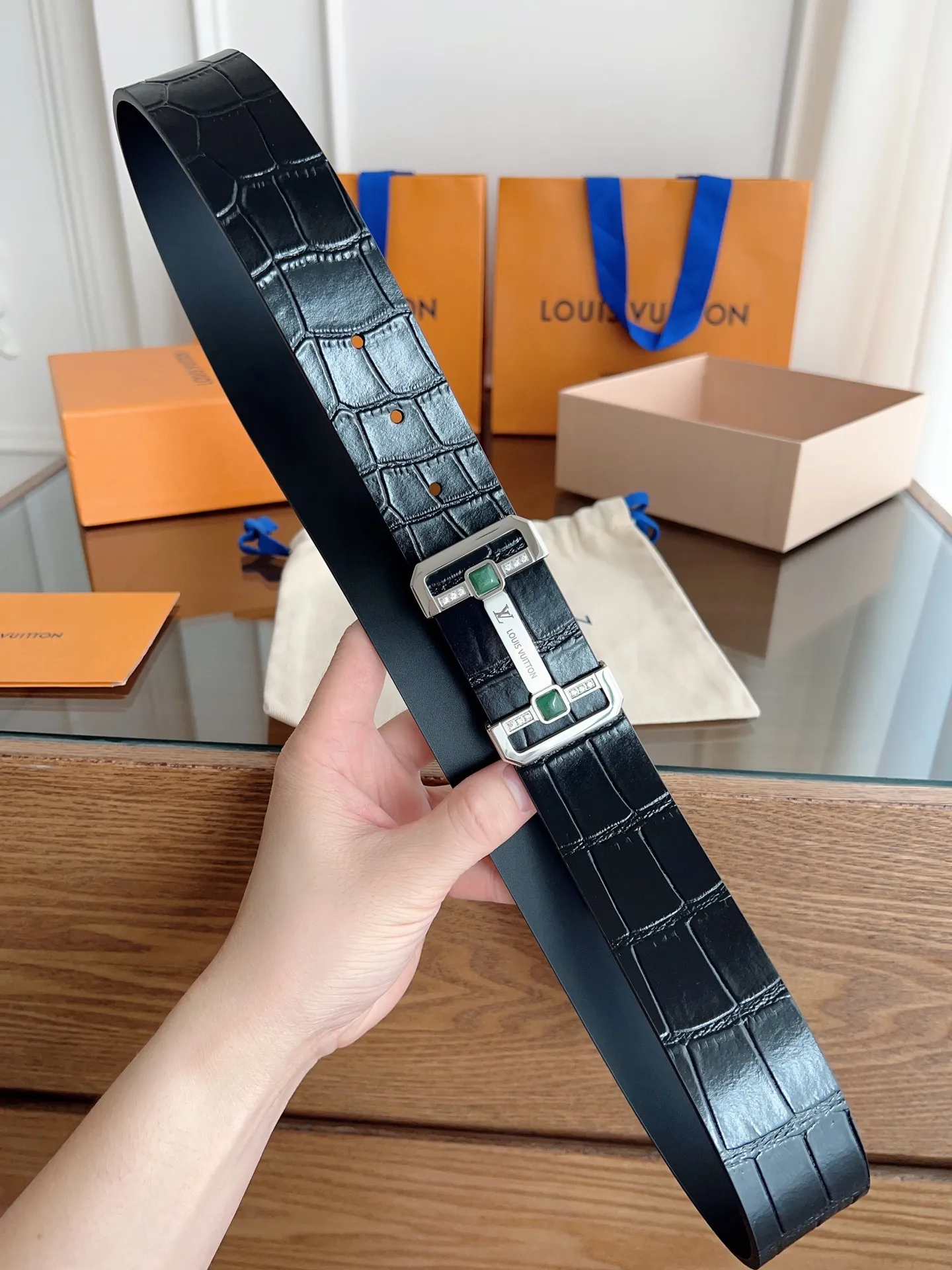 💰520💰Full package💰 💍Purchasing-grade LV Louis Vuitton⚡️🌹Width 3.8cm, double-sided first-layer crocodile pattern embossed soft leather. ⚡️🌹Double-sided, fine workmanship, good quality. Button head: stainless steel buckle (gold silver) Size: 100-125cm