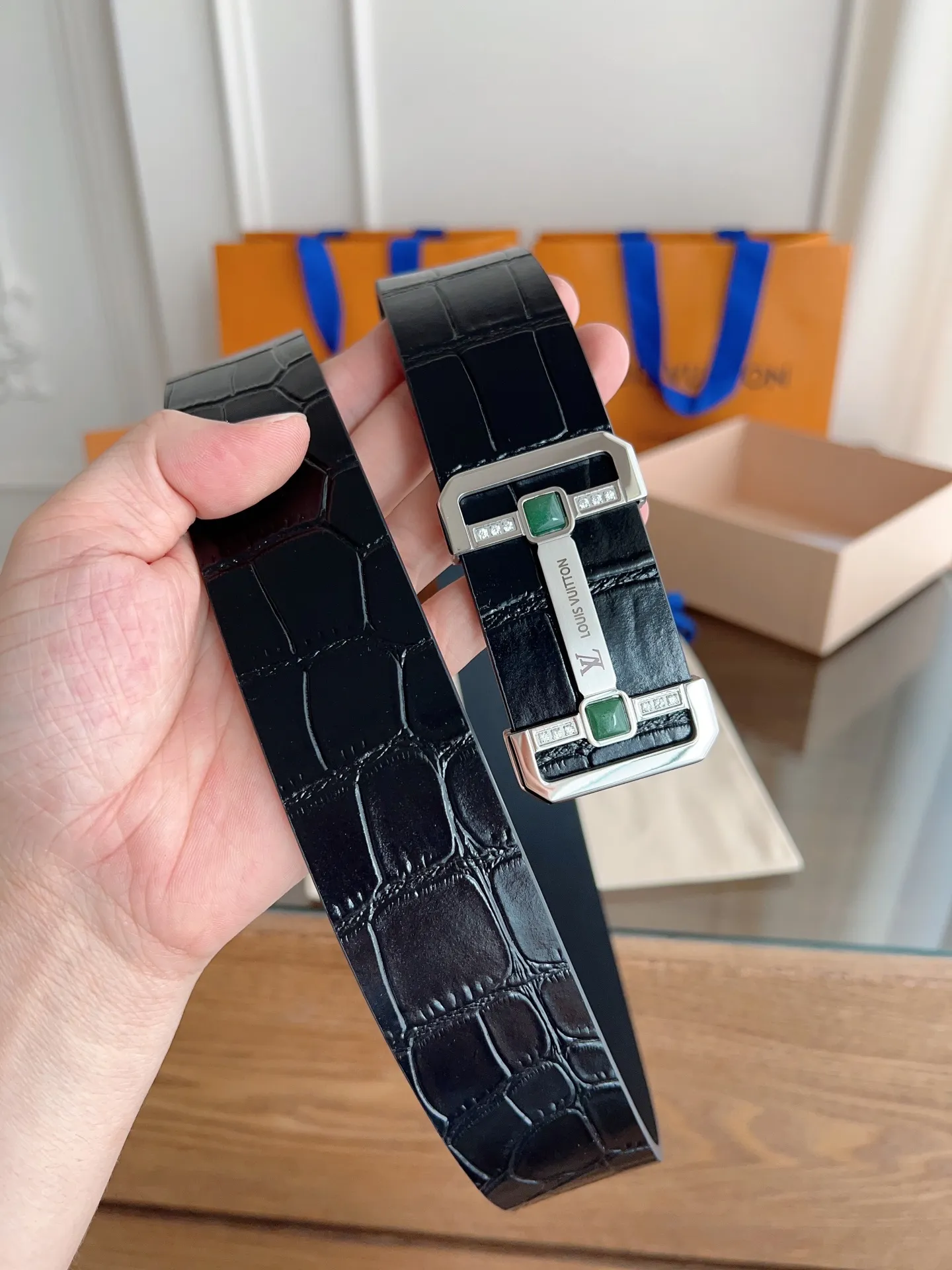 💰520💰Full package💰 💍Purchasing-grade LV Louis Vuitton⚡️🌹Width 3.8cm, double-sided first-layer crocodile pattern embossed soft leather. ⚡️🌹Double-sided, fine workmanship, good quality. Button head: stainless steel buckle (gold silver) Size: 100-125cm