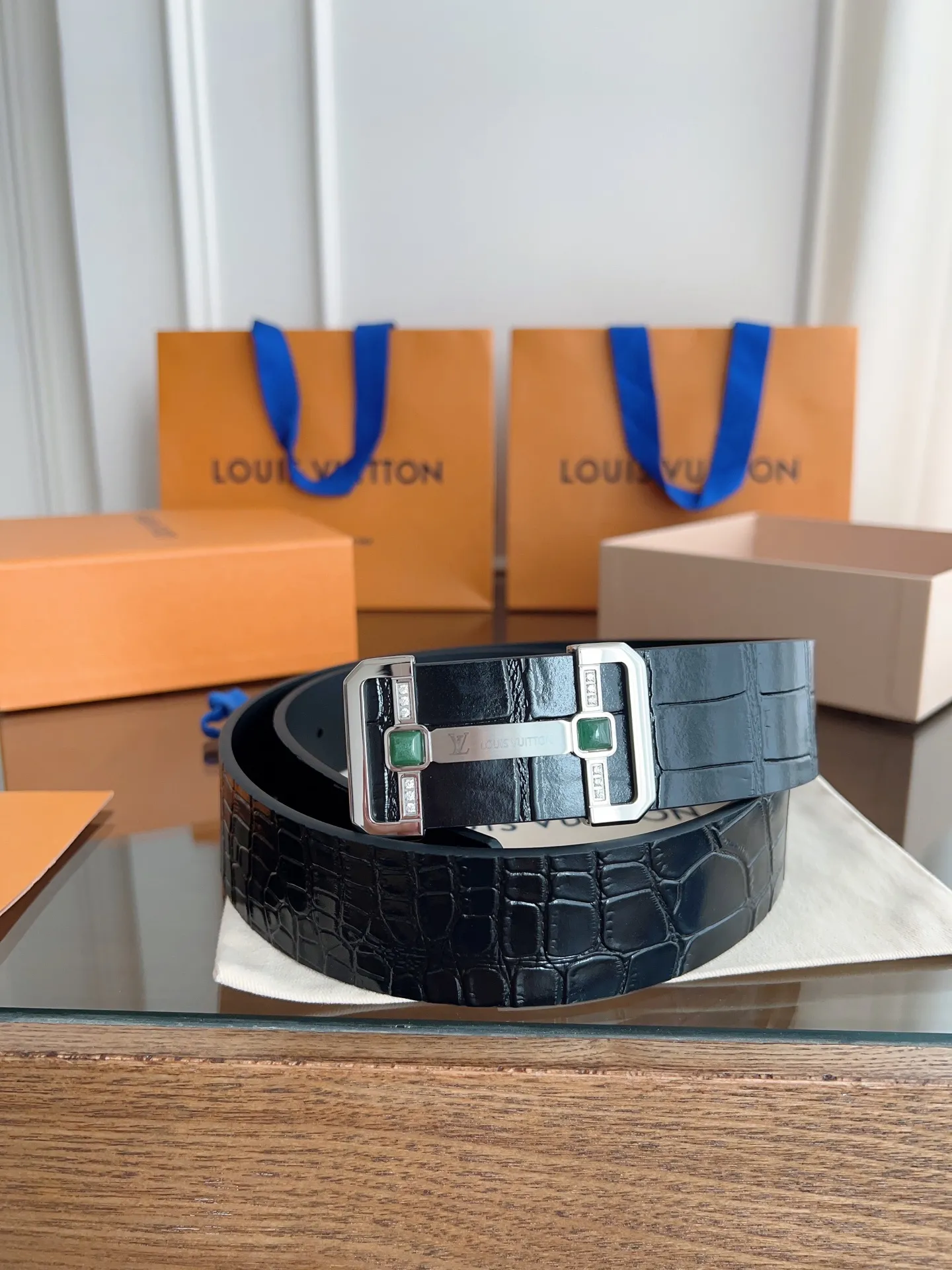 💰520💰Full package💰 💍Purchasing-grade LV Louis Vuitton⚡️🌹Width 3.8cm, double-sided first-layer crocodile pattern embossed soft leather. ⚡️🌹Double-sided, fine workmanship, good quality. Button head: stainless steel buckle (gold silver) Size: 100-125cm