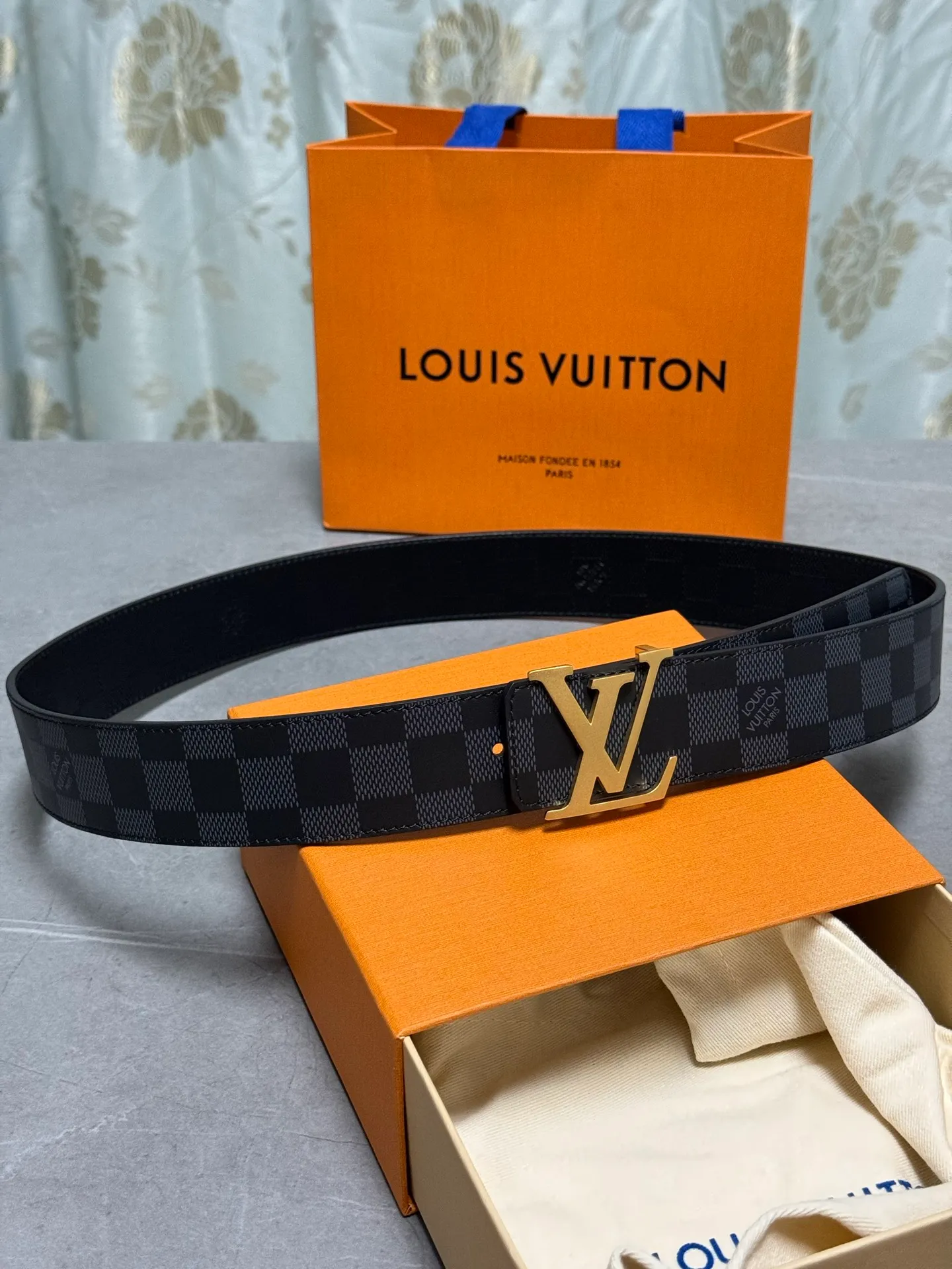 💰520💰Full set of packaging💰 💍Purchase level Lv donkey brand new product⚡️🌹Width 4.0cm Brand new sand surface craft letter buckle⚡️🌹One side of the belt is made of Italian original calfskin with checkered pattern ⚡️🌹One side of the calfskin silk printed texture version, double-sided, excellent upper body effect, super good texture