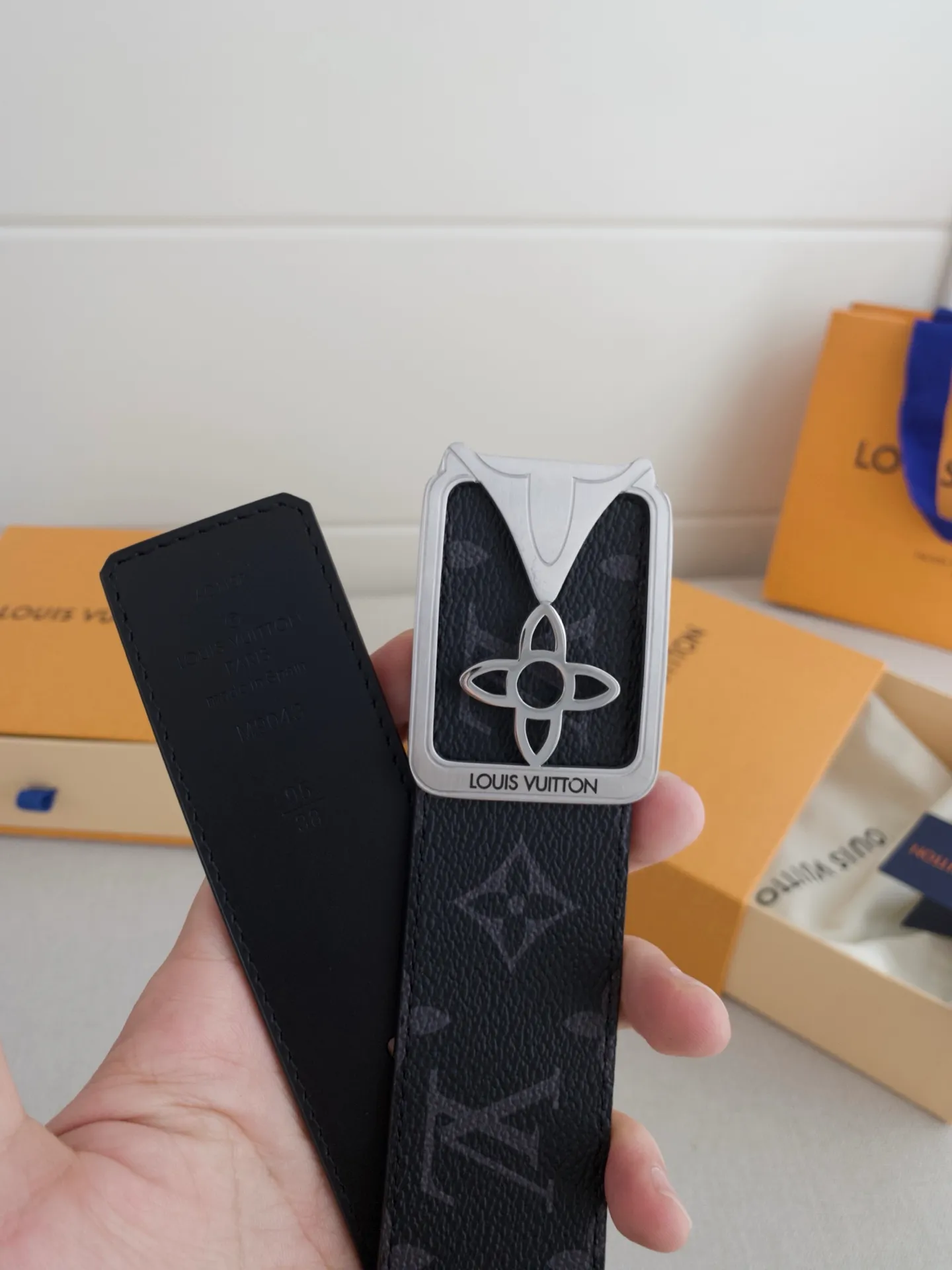 💰480💰Full package💰 💍Purchasing-grade LV luxury modern Taurillon leather, decorated with elegant and elegant iconic LV initials. Soft yet sturdy leather belt, two-tone, reversible; pairs well with everything from formal wear to casual wear. Width 4.0cm.