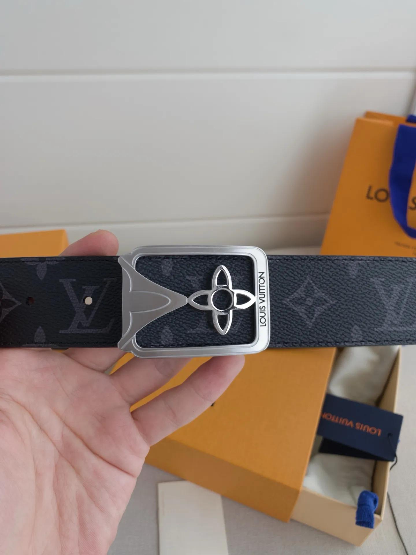 💰480💰Full package💰 💍Purchasing-grade LV luxury modern Taurillon leather, decorated with elegant and elegant iconic LV initials. Soft yet sturdy leather belt, two-tone, reversible; pairs well with everything from formal wear to casual wear. Width 4.0cm.